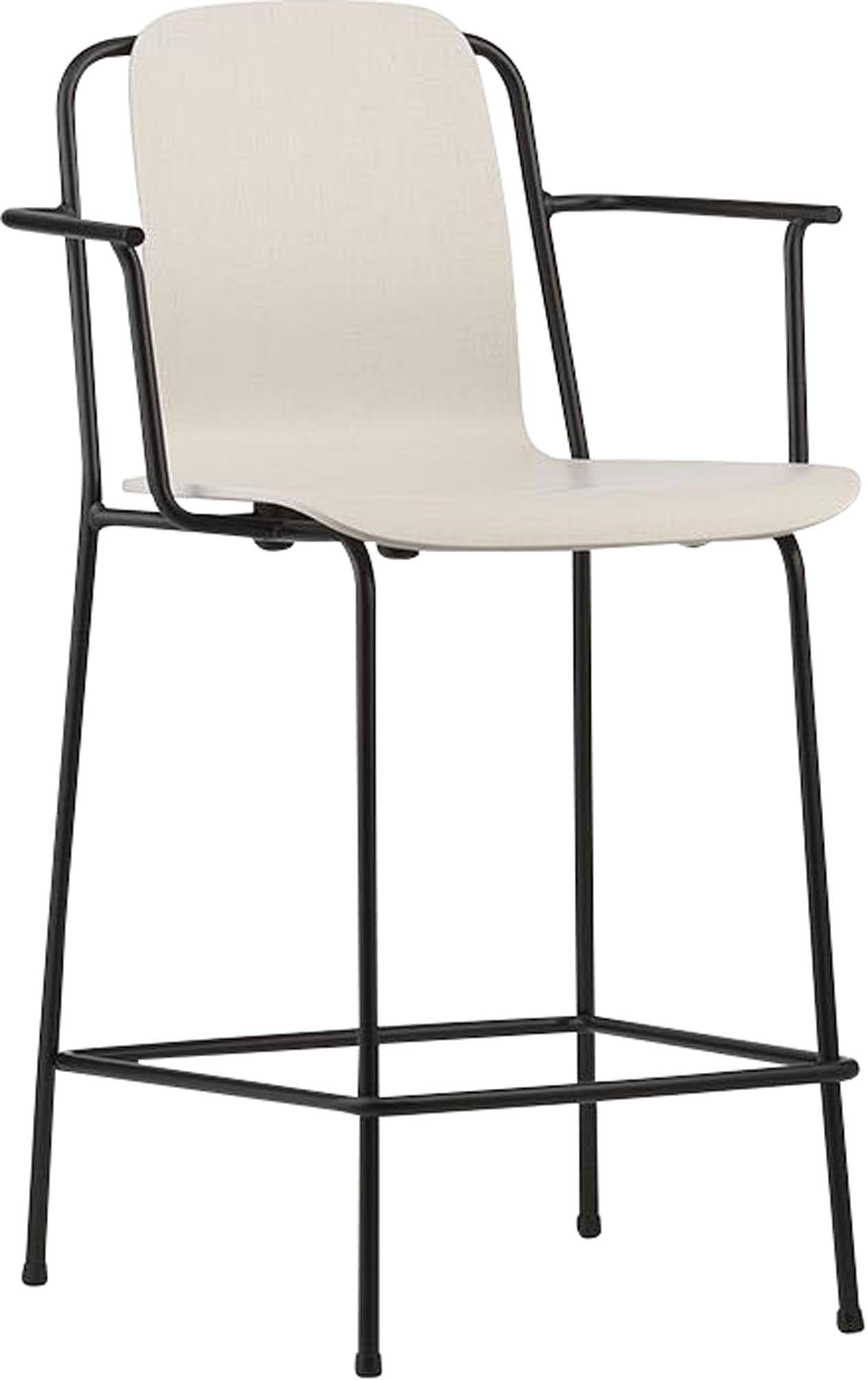 Entdecken Sie den eleganten Studio Barstuhl mit Armlehne von Normann Copenhagen. Ideal für Küche und Bar, vereint er skandinavisches Design mit Funktionalität.