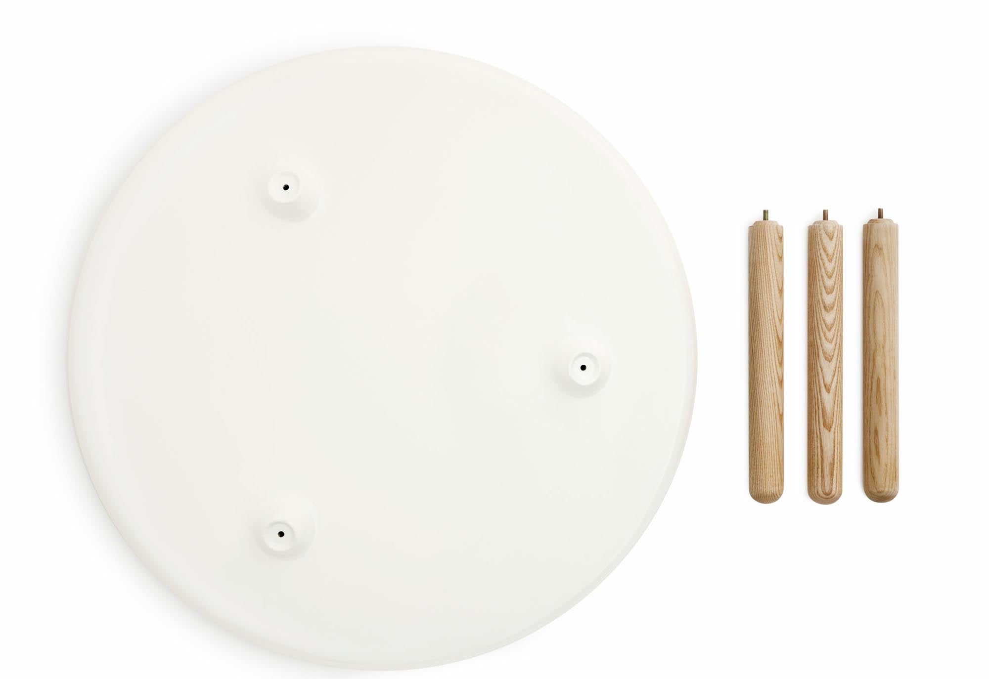 Kleiner Tablo Tisch von Normann Copenhagen: Elegante Form und vielseitig einsetzbar, ideal für jedes moderne Zuhause.