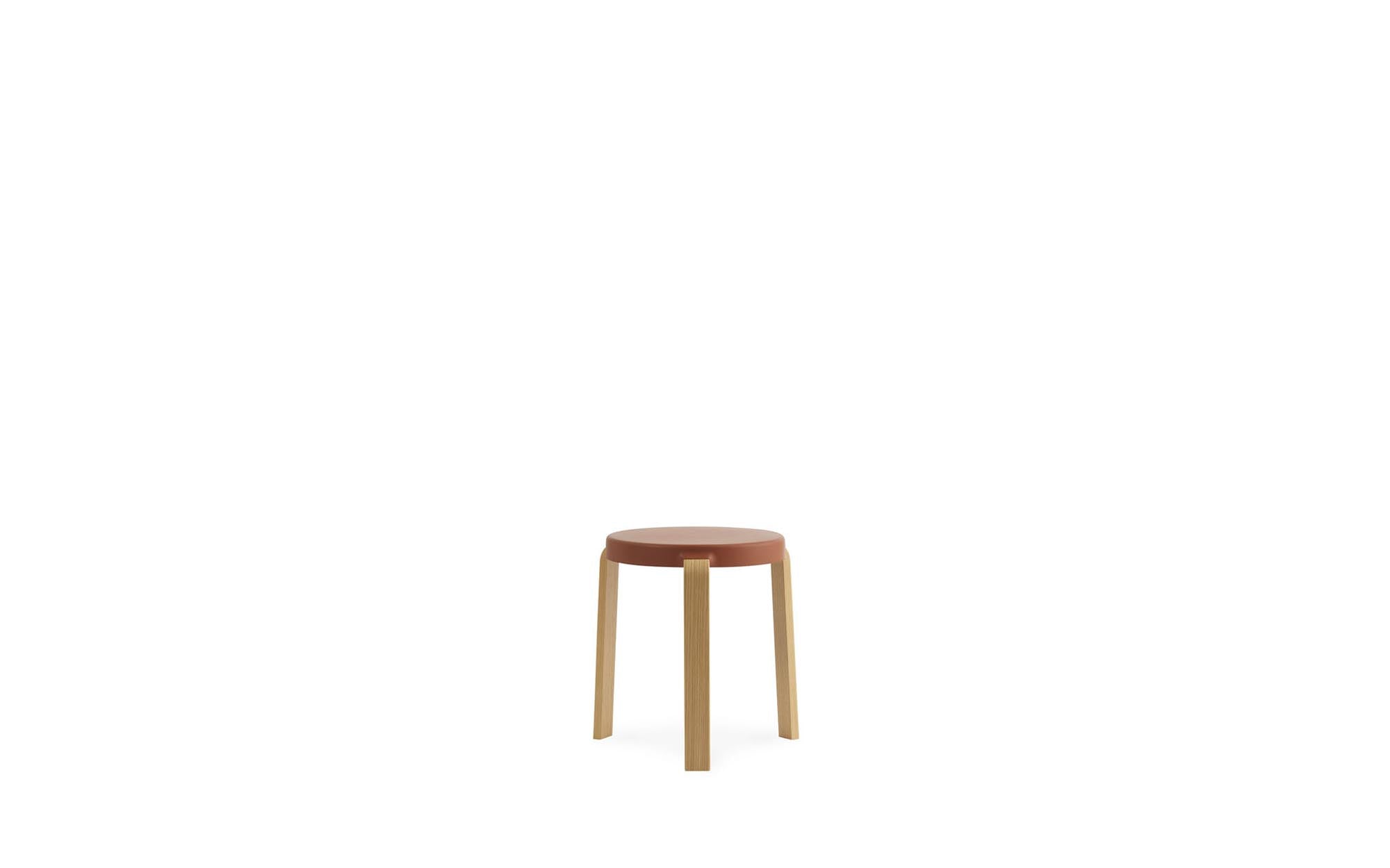 Der Tap Hocker von Normann Copenhagen besticht durch sein minimalistisches skandinavisches Design und vielseitige Einsatzmöglichkeiten in jedem Raum.