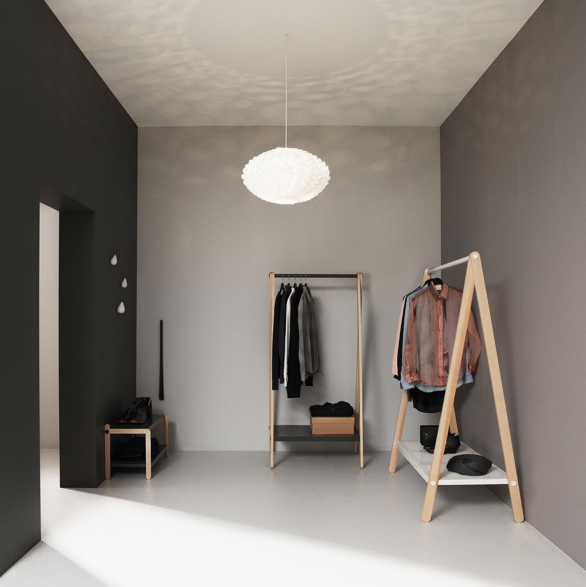 Toj Kleiderständer gross: Minimalistisches Design von Normann Copenhagen.