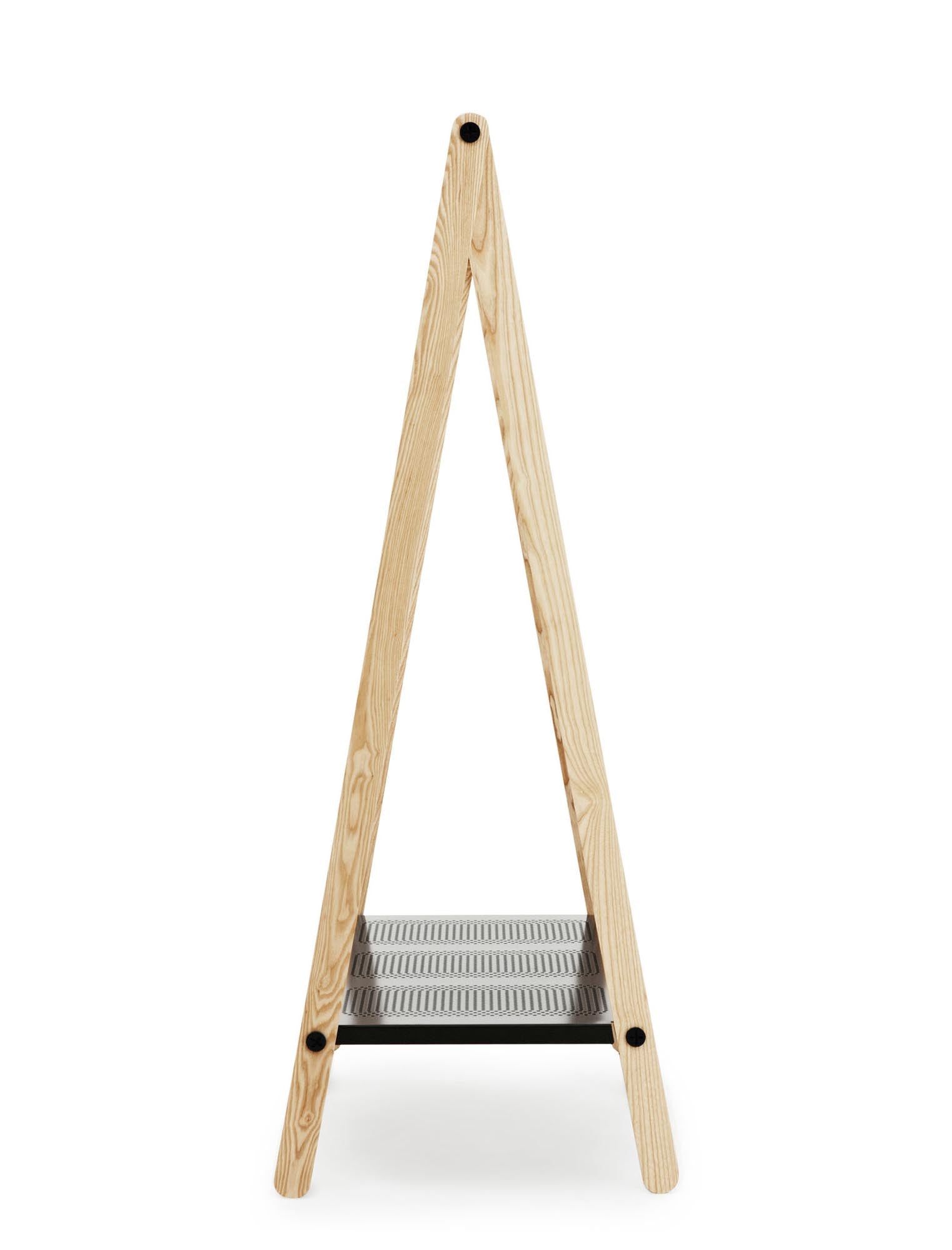 Toj Kleiderständer groß: Minimalistisches Design trifft auf praktische Funktionalität für stilvolle Ordnung in jedem Raum.