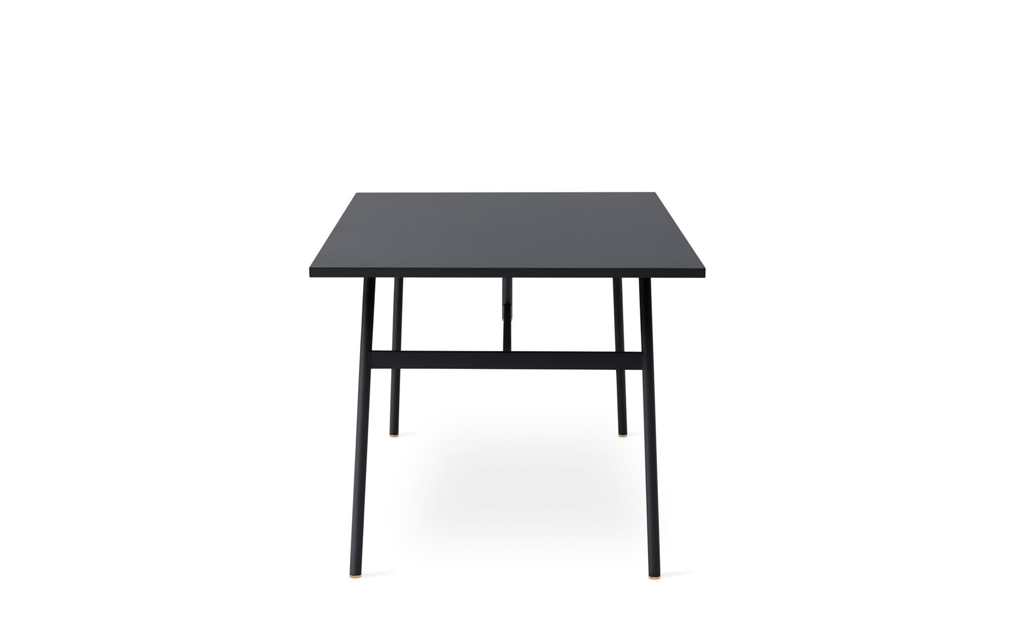 Entdecken Sie den Union Tisch von Normann Copenhagen – ein stilvolles Möbelstück, das modernes Design und praktische Nutzung vereint.