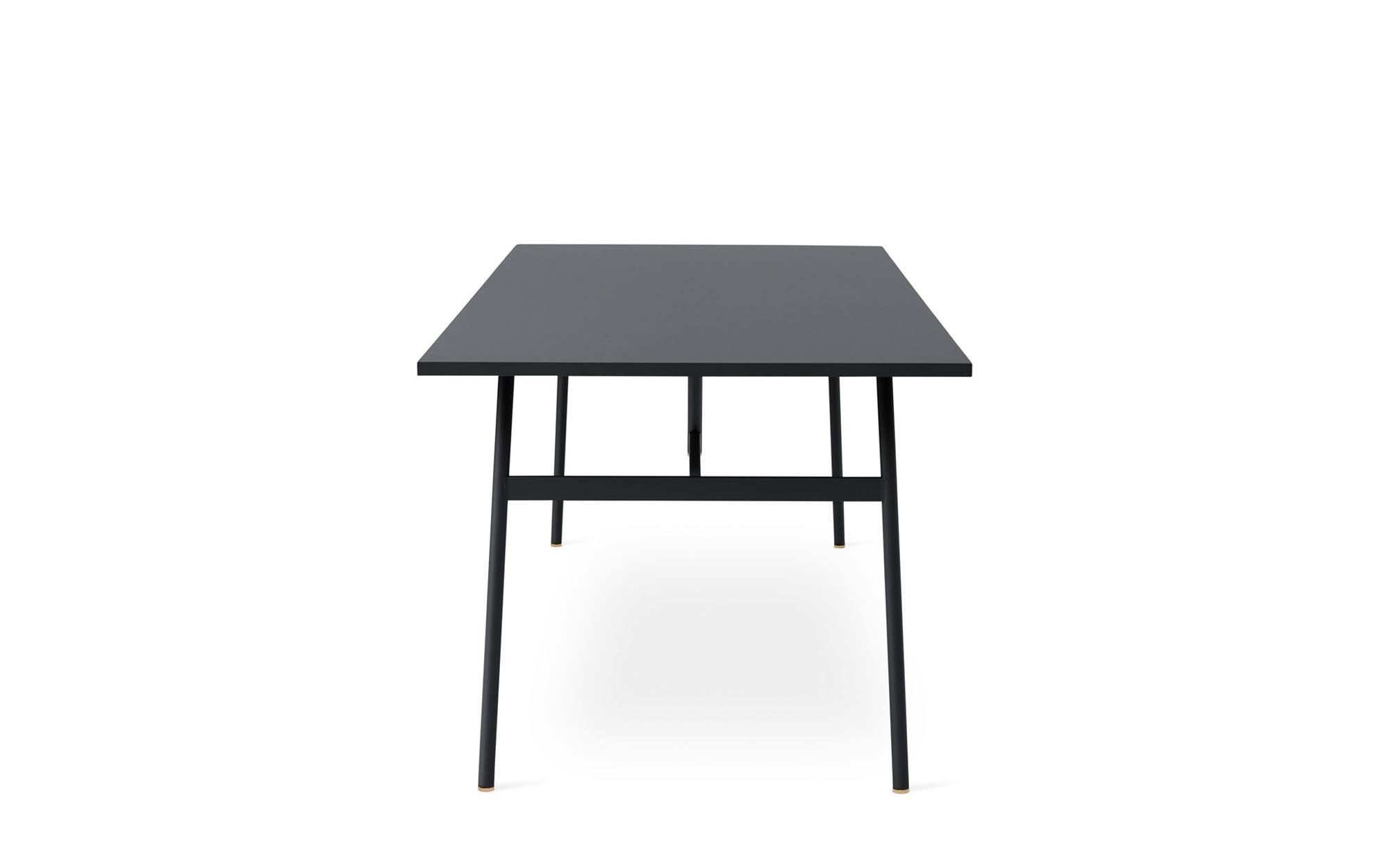 Entdecken Sie den Union Tisch von Normann Copenhagen – ein stilvolles Möbelstück, das modernes Design und praktische Nutzung vereint.
