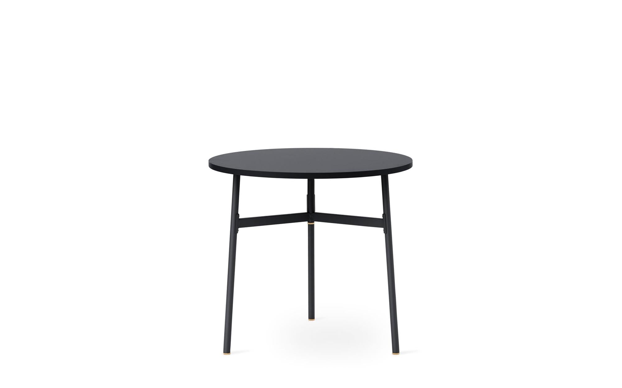 Entdecken Sie den runden Union Tisch von Normann Copenhagen – ein stilvolles Möbelstück, das Eleganz und Funktionalität in jeden Raum bringt.