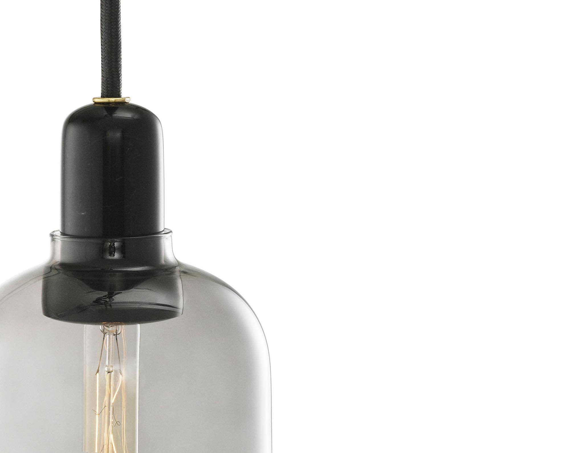 Elegante Amp Lampe groß EU von Normann Copenhagen: Nostalgisches Design trifft auf moderne Materialien für ein warmes Lichtambiente.