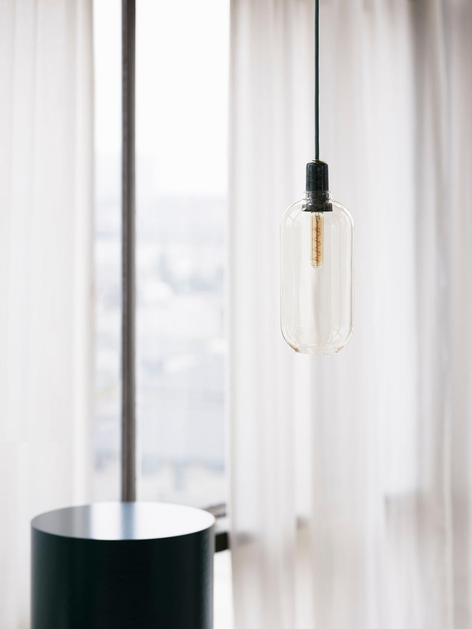 Entdecken Sie die Amp Lampe groß EU von Normann Copenhagen – eine harmonische Verbindung aus nostalgischem Design und modernem Chic.