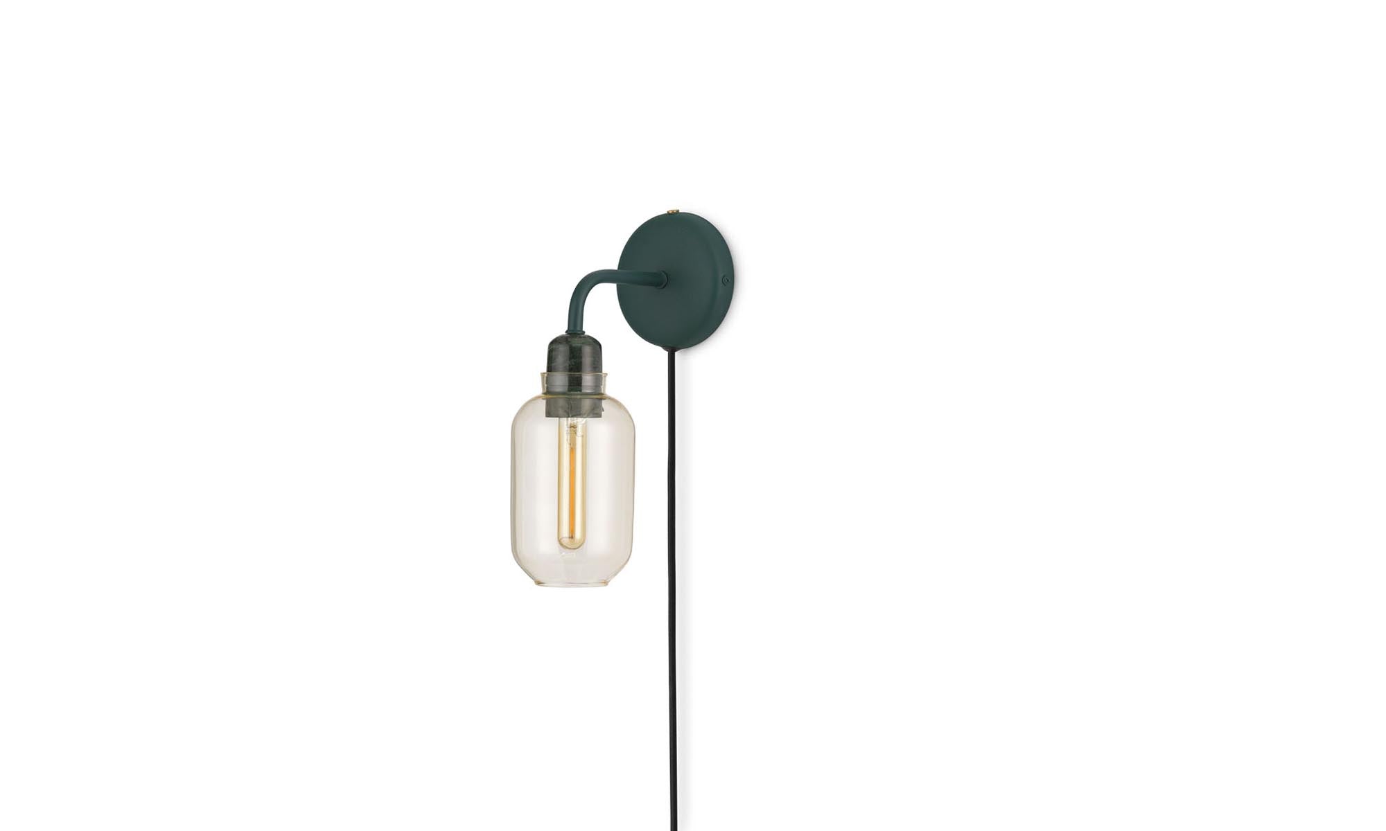 Die Amp Wandlampe von Normann Copenhagen kombiniert elegantes Design mit einem Hauch von Vintage. Perfekt für ein stilvolles Ambiente.