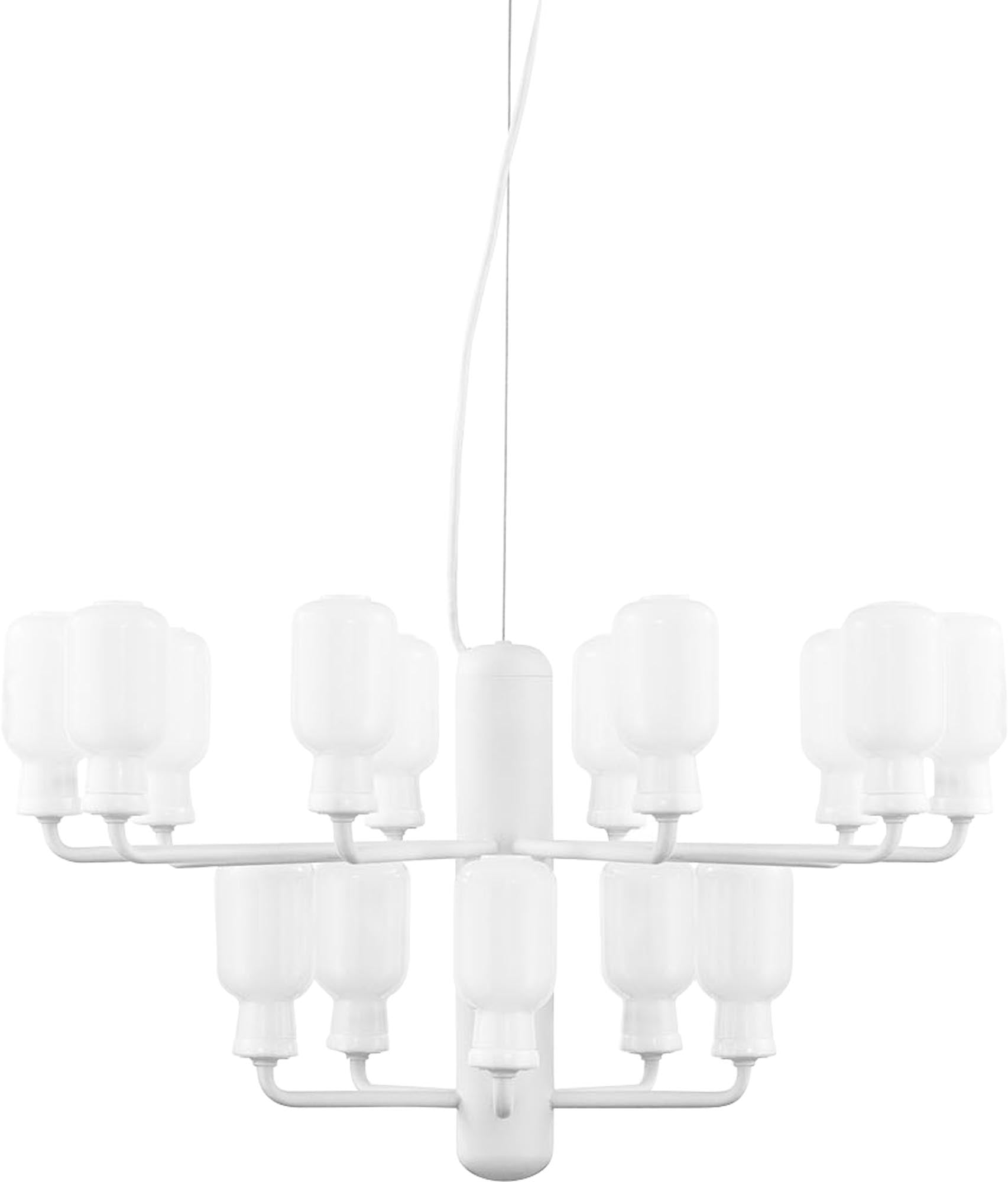 Der Amp Kronleuchter klein EU von Normann Copenhagen vereint elegantes Design mit hochwertigen Materialien wie Glas und Marmor. Perfekt für stilvolle Räume.