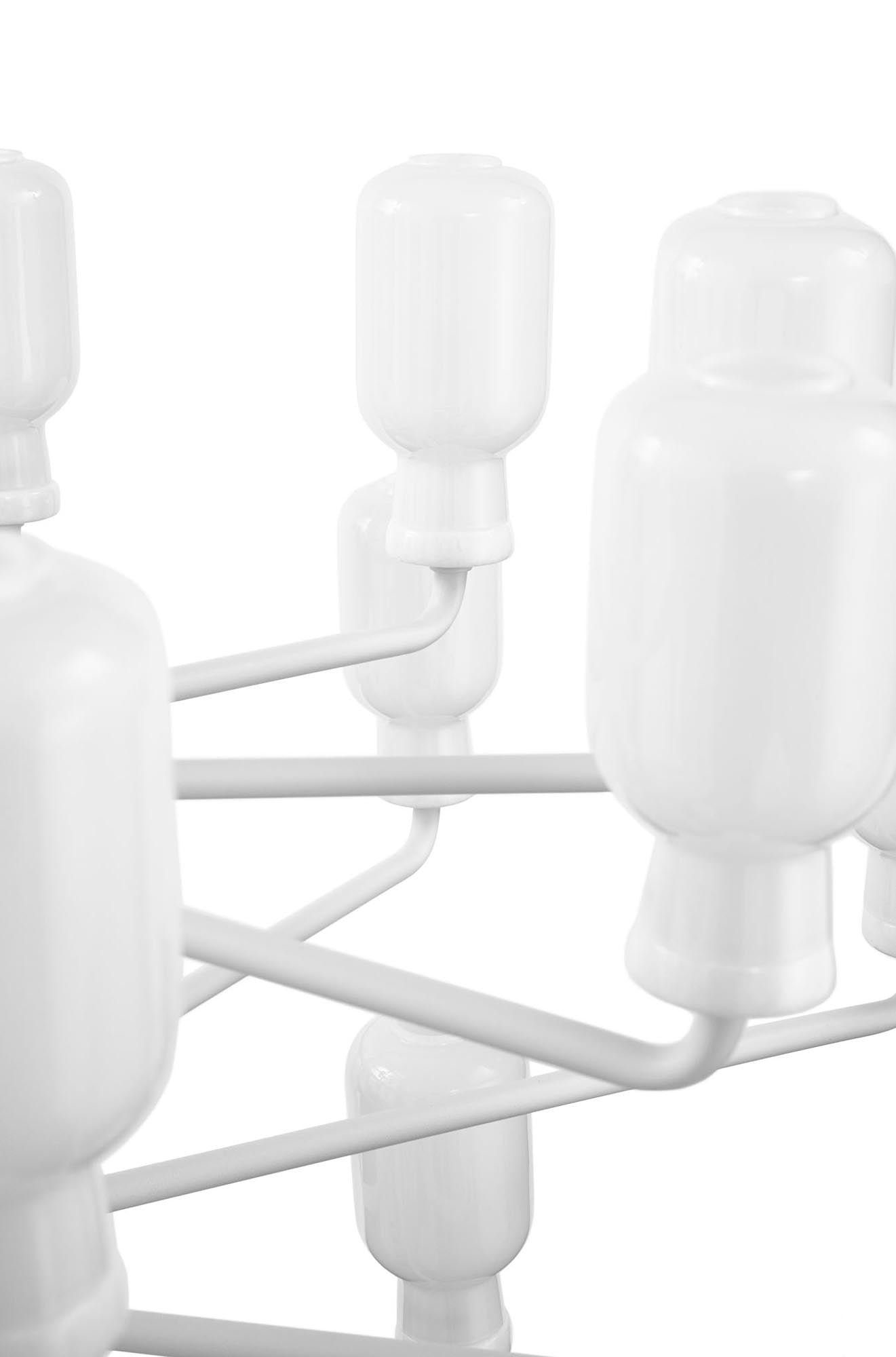 Großer Amp Kronleuchter: Zeitlose Eleganz im skandinavischen Stil.