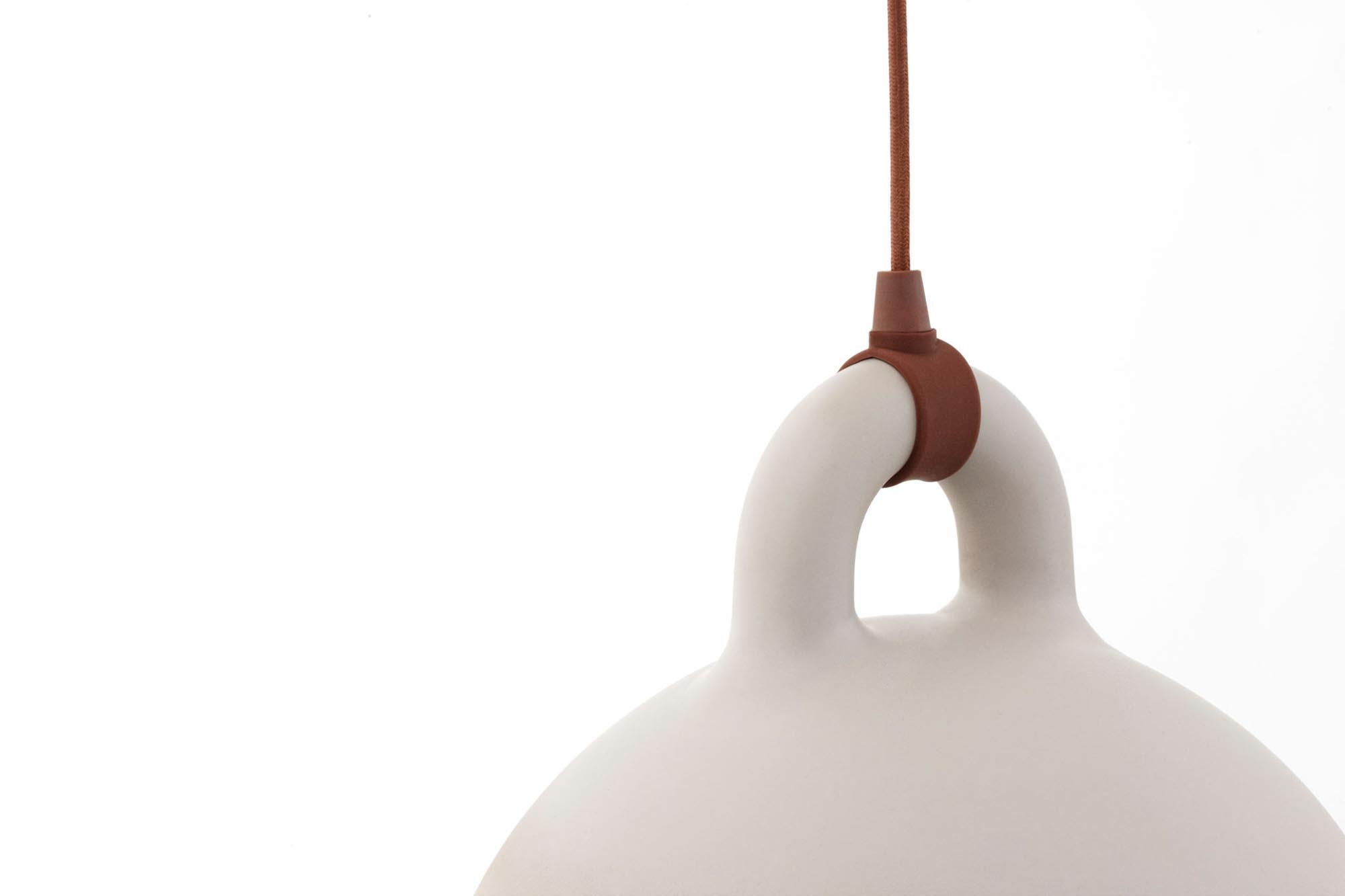 Elegante Bell Lampe klein von Normann Copenhagen für modernes Ambiente.