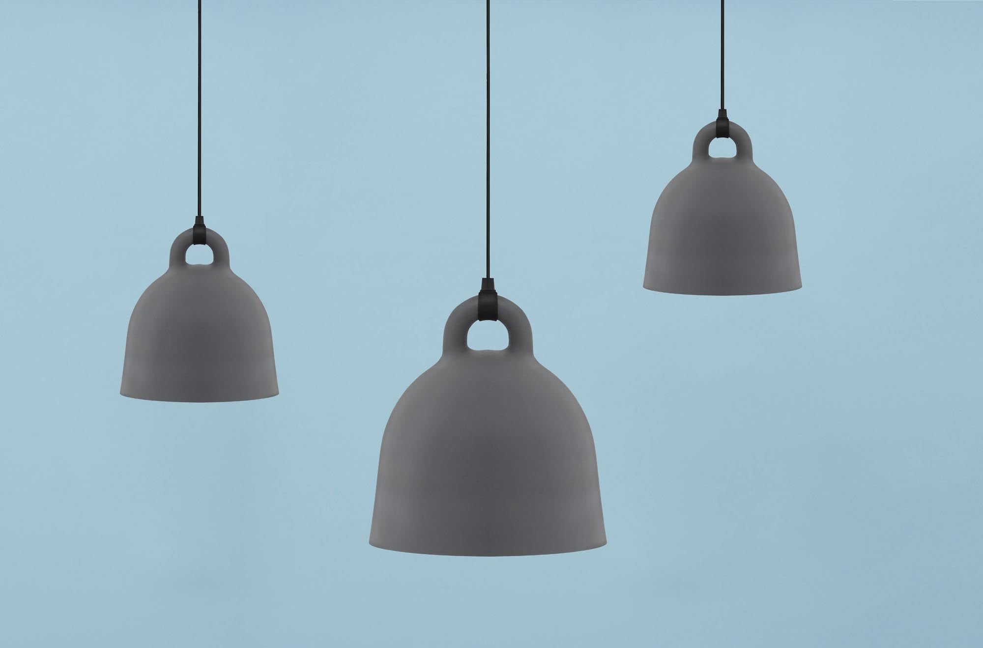 Kompakte Bell Lampe von Normann Copenhagen für zeitlose Eleganz.