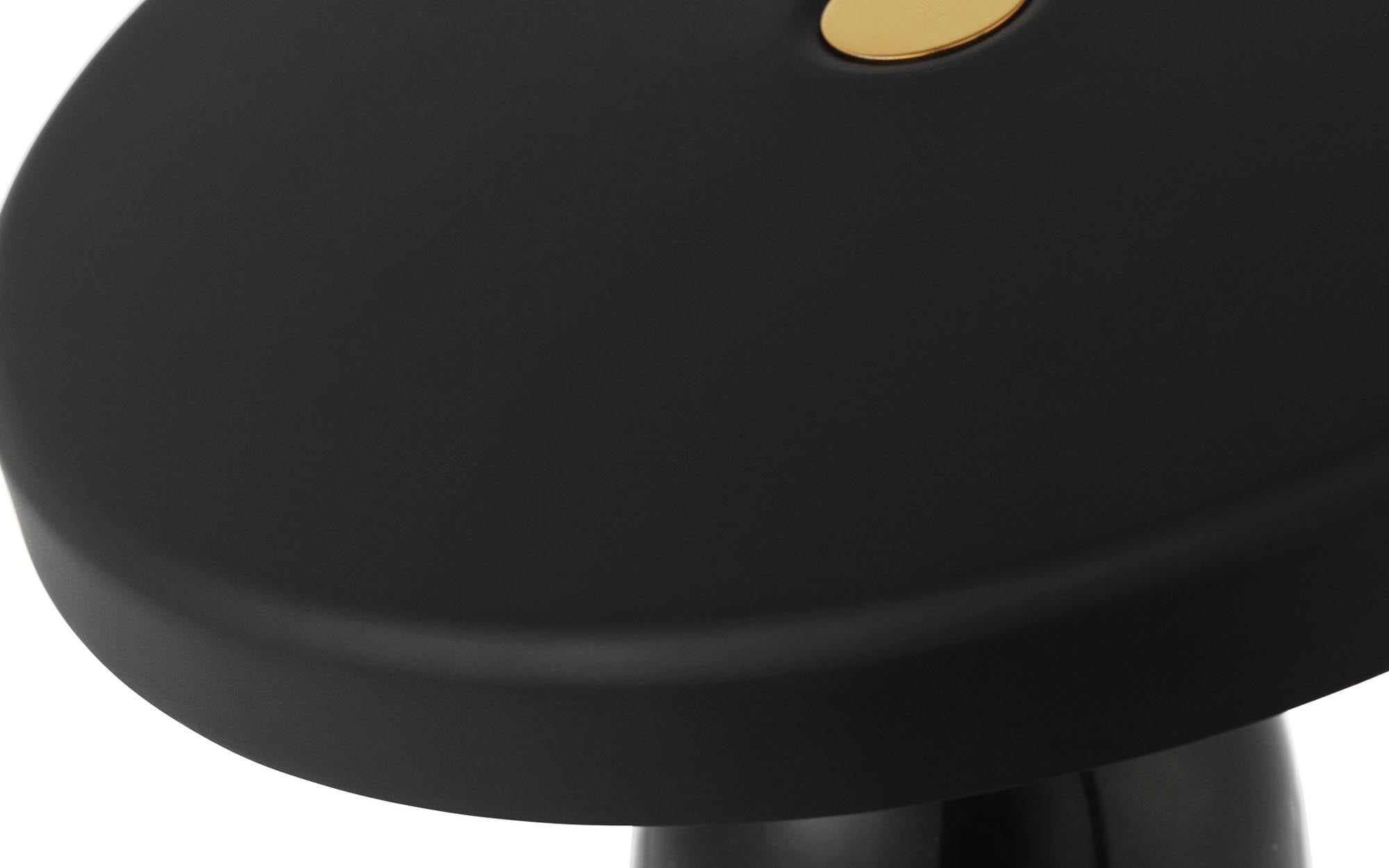 Eddy Tischlampe EU von Normann Copenhagen: Zeitlose Tischleuchte mit Marmorfuß und Stahlschirm, die harmonisches Licht und modernes Design kombiniert.