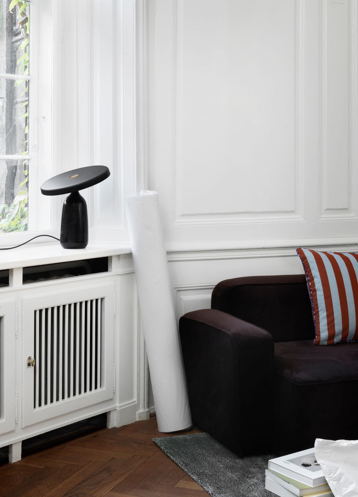 Eddy Tischlampe EU von Normann Copenhagen: Elegante Designleuchte aus Marmor und Stahl, die sanftes Licht und individuelle Anpassung vereint.