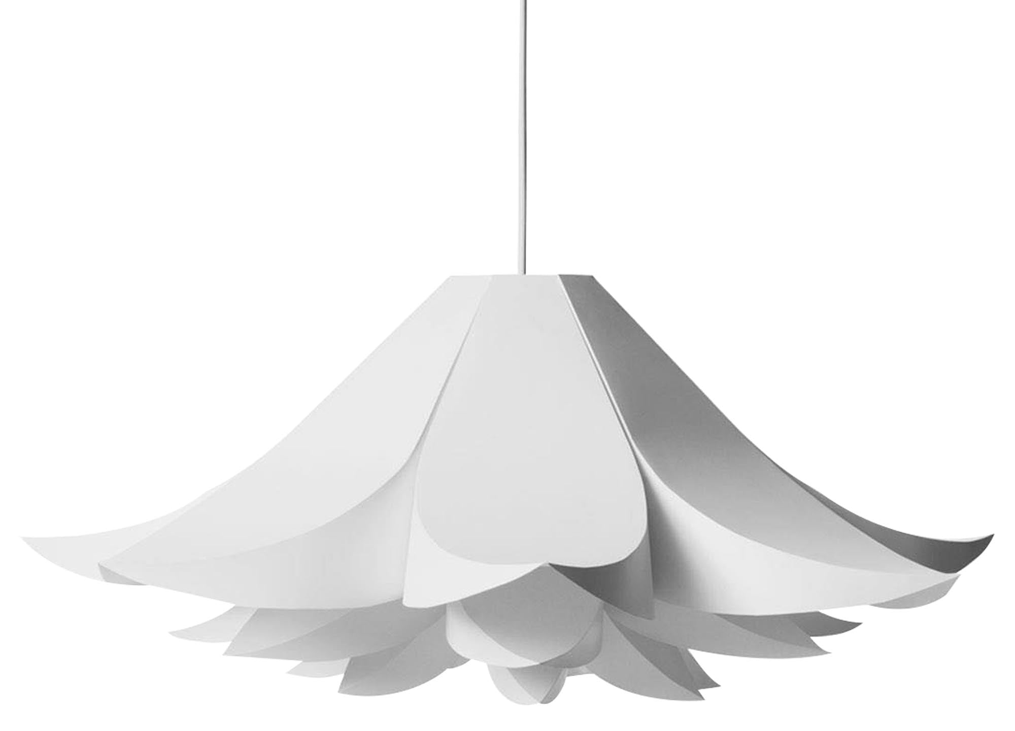 Entdecken Sie die Norm 06 Lampe Medium von Normann Copenhagen – eine skulpturale Pendelleuchte mit einzigartigem Design, ideal für stilvolle Räume.