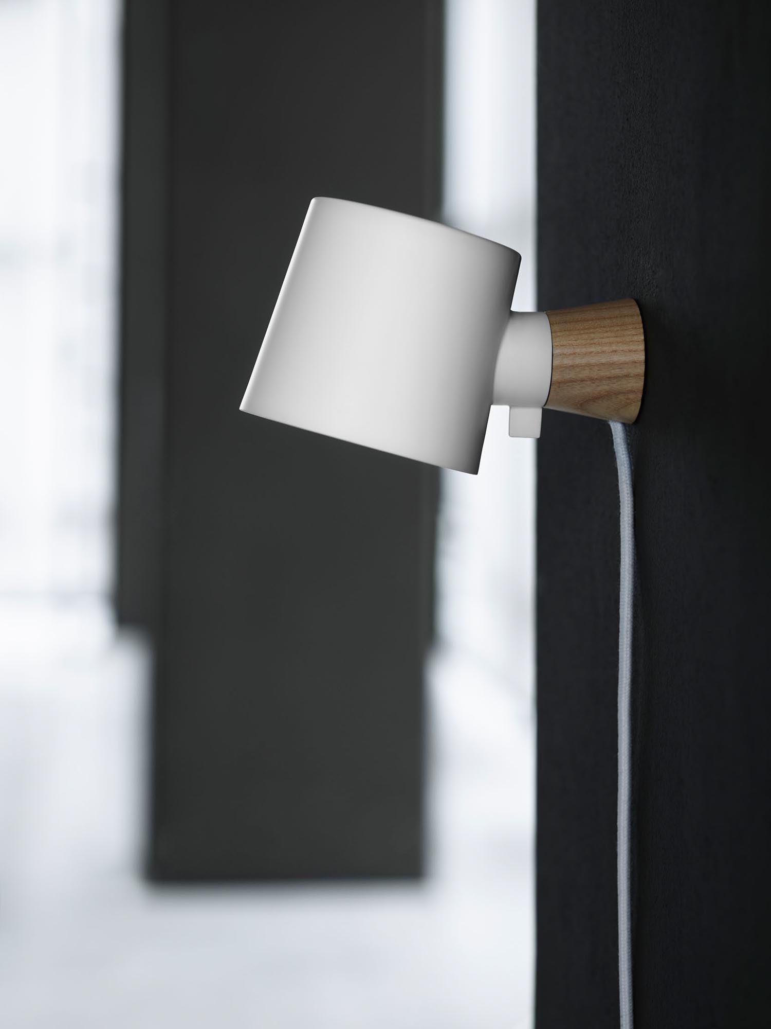 Entdecken Sie die Rise Wandleuchte EU Weiß von Normann Copenhagen – eine stilvolle Kombination aus minimalistischem Design und flexibler Beleuchtung für Ihr Zuhause.