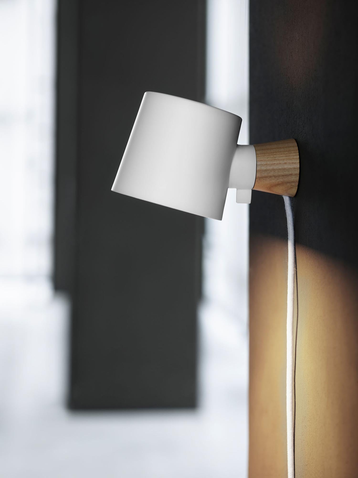 Entdecken Sie die Rise Wandleuchte EU Weiß von Normann Copenhagen – eine stilvolle, flexible Beleuchtungslösung, die modernes Design und Funktionalität vereint.