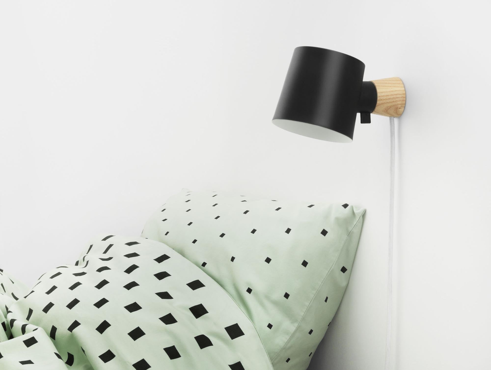 Erleben Sie die Rise Wandleuchte EU Schwarz von Normann Copenhagen – minimalistisches Design und vielseitige Funktionalität für Ihr Zuhause.