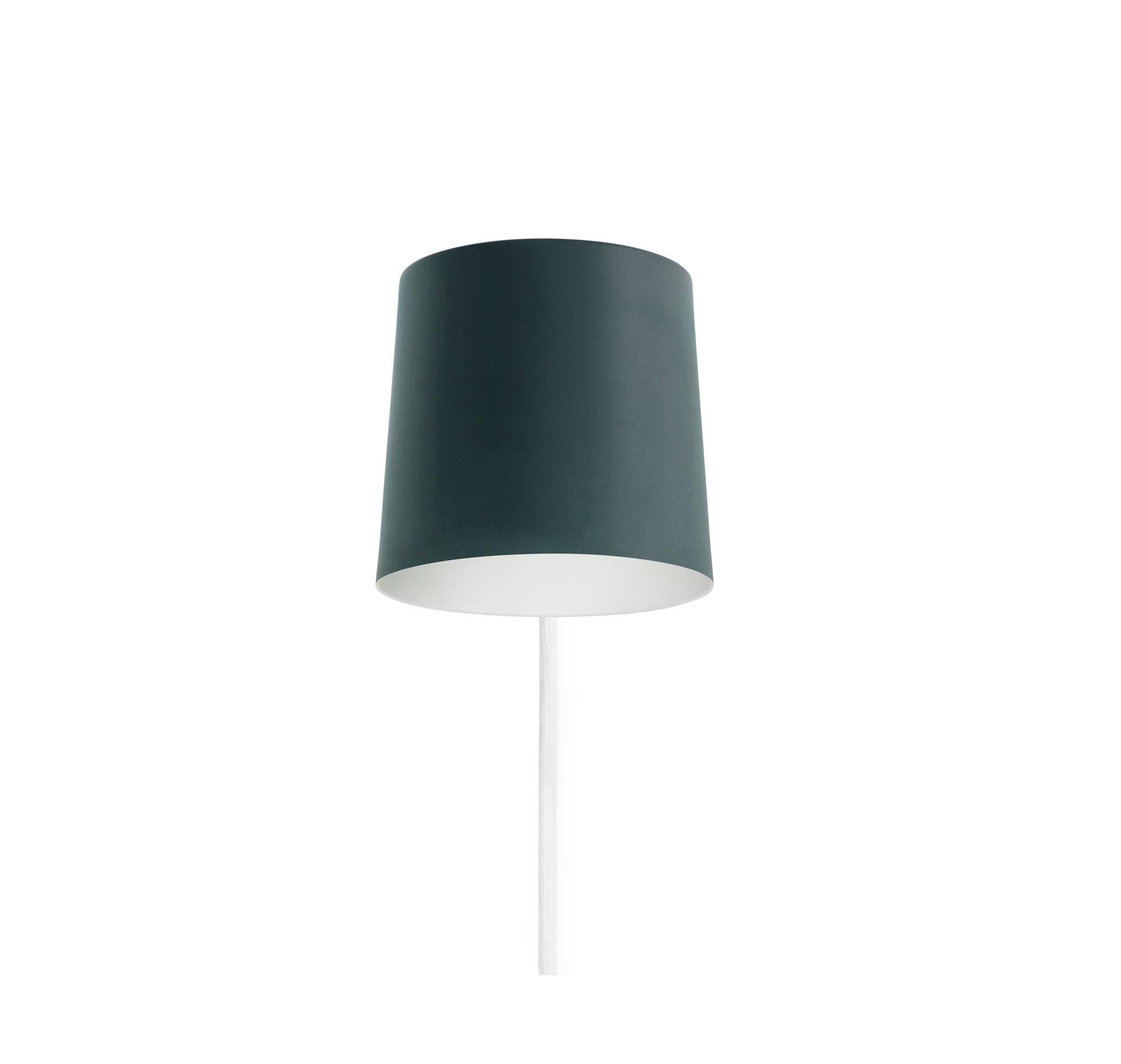 Entdecken Sie die Rise Wandleuchte EU in petrolgrün von Normann Copenhagen – ein stilvolles, minimalistisches Lichtdesign für jedes Zuhause.