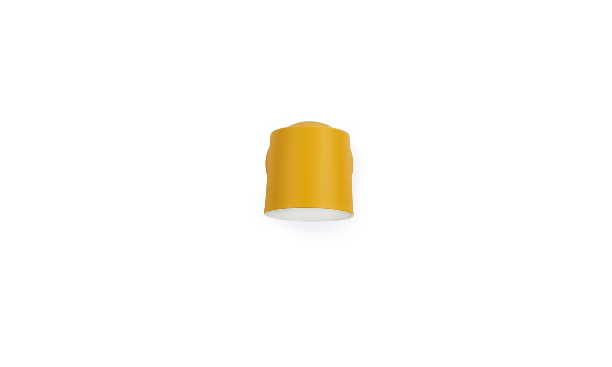 Erleben Sie die Rise Wandleuchte in EU Gelb von Normann Copenhagen. Ihr minimalistisches Design und die flexible Lichtlenkung machen sie zum idealen Akzent für moderne Räume.
