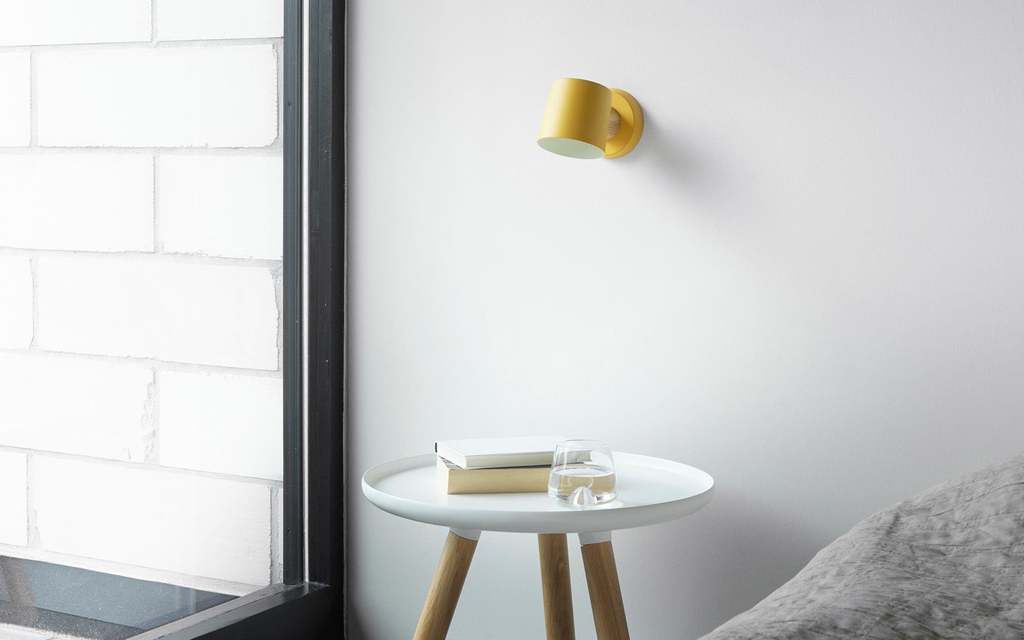 Entdecken Sie die Rise Wandleuchte von Normann Copenhagen in EU Gelb. Minimalistisches Design, flexible Lichtausrichtung und hochwertige Materialien vereinen sich in diesem zeitlosen Klassiker.