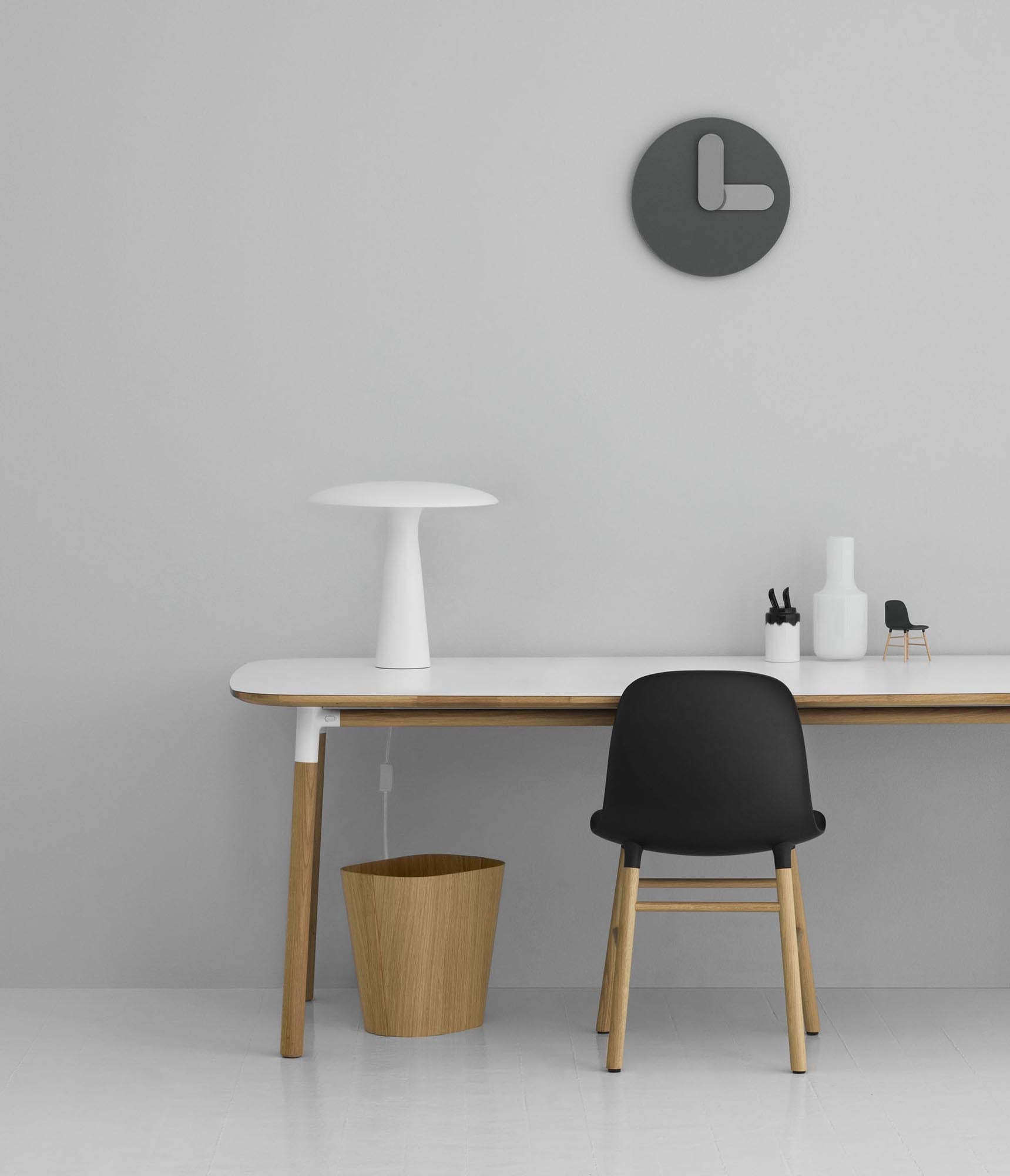 Entdecken Sie die elegante Shelter Tischlampe von Normann Copenhagen – ein modernes Lichtdesign, das jedem Raum eine besondere Atmosphäre verleiht.