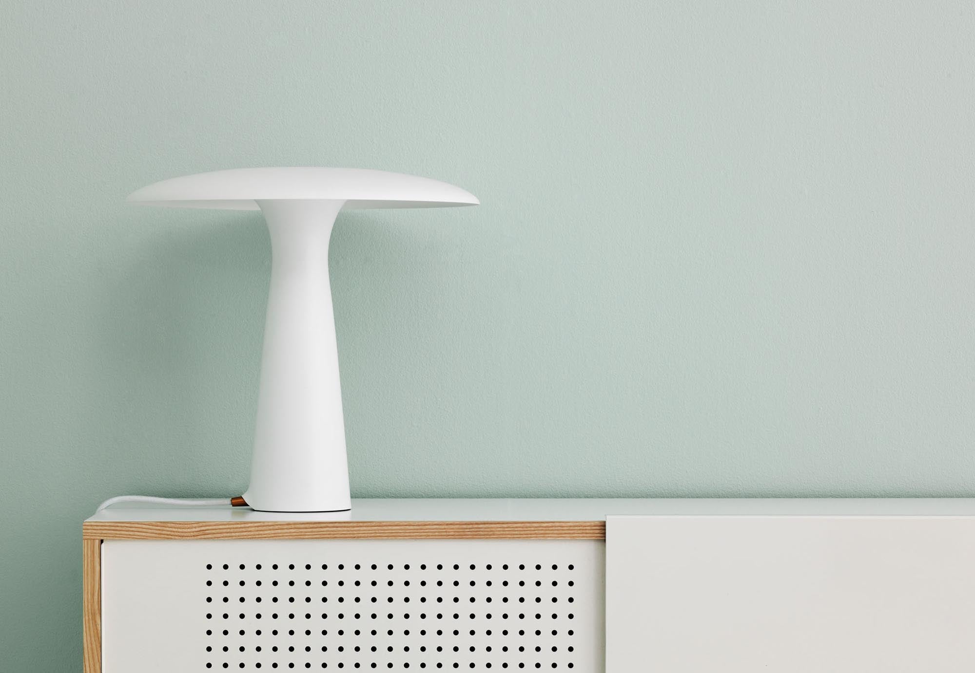Entdecken Sie die elegante Shelter Tischlampe von Normann Copenhagen – ein modernes Lichtdesign, das jedem Raum eine besondere Atmosphäre verleiht.