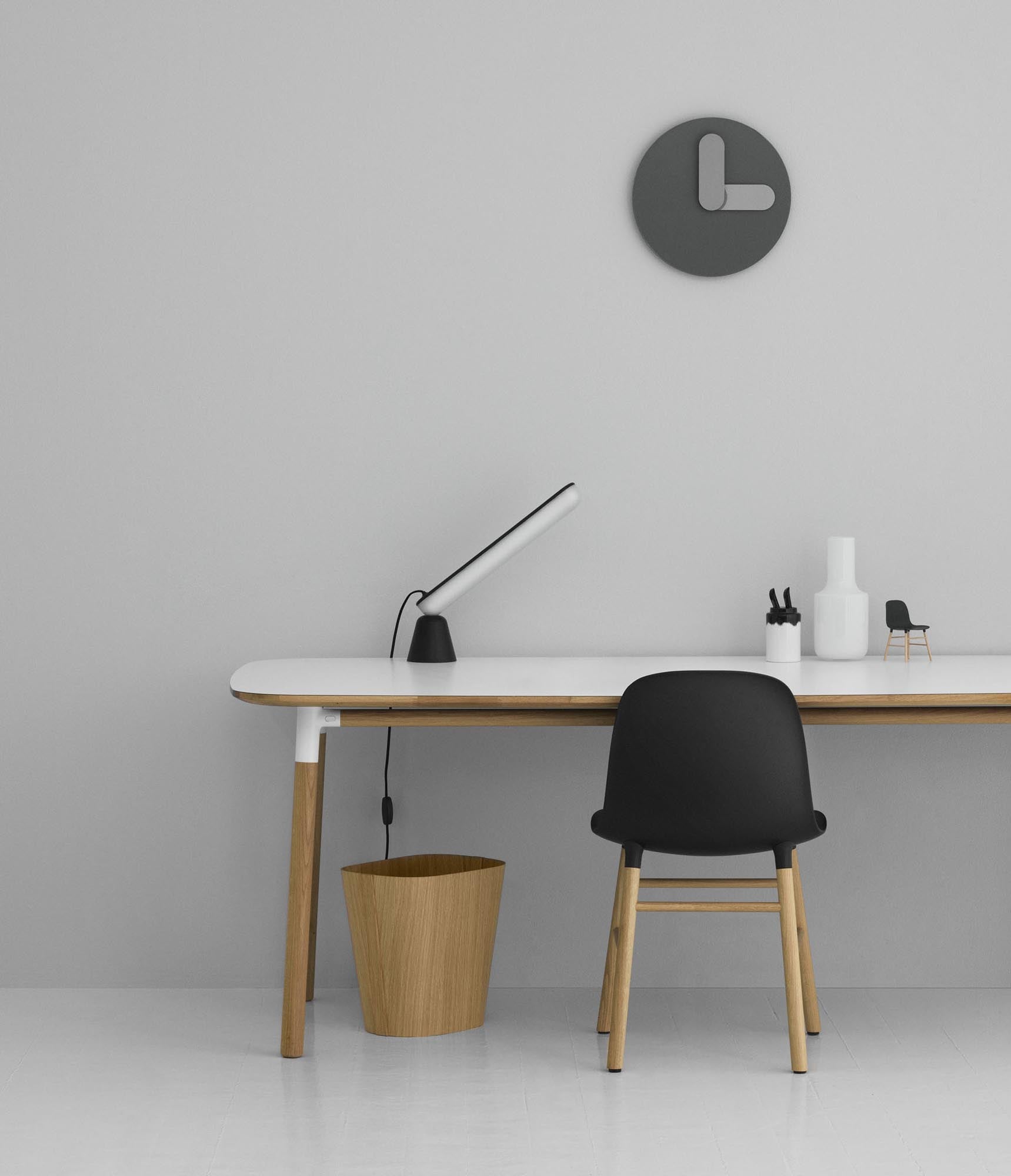 Stilvoller Papierkorb aus Eiche von Normann Copenhagen, der mit organischen Kurven und hochwertiger Verarbeitung dein Büro aufwertet.