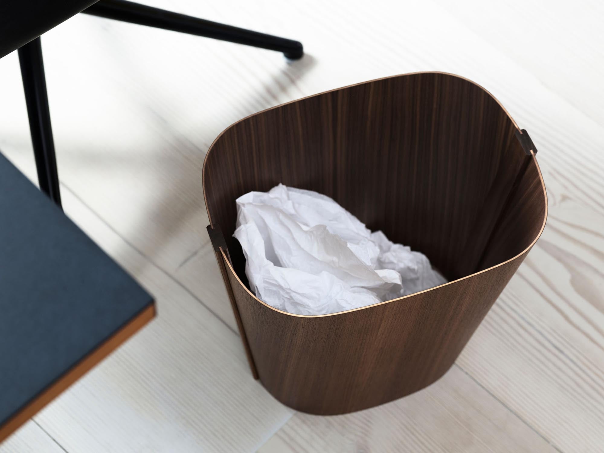 Eleganter Papierkorb aus Eiche von Normann Copenhagen, der Stil und Funktionalität in dein Homeoffice bringt.