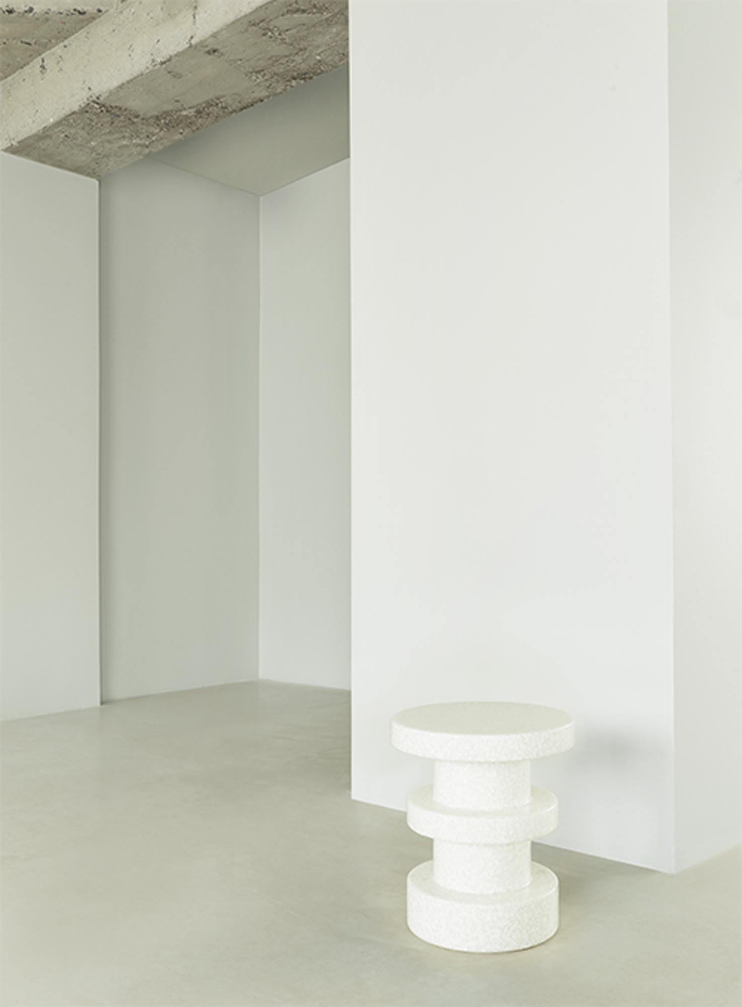 Erleben Sie den Bit Hocker Stack in Rot von Normann Copenhagen – ein kreatives, umweltfreundliches Möbelstück, das vielseitig einsetzbar ist und jedem Raum einen Farbtupfer verleiht.