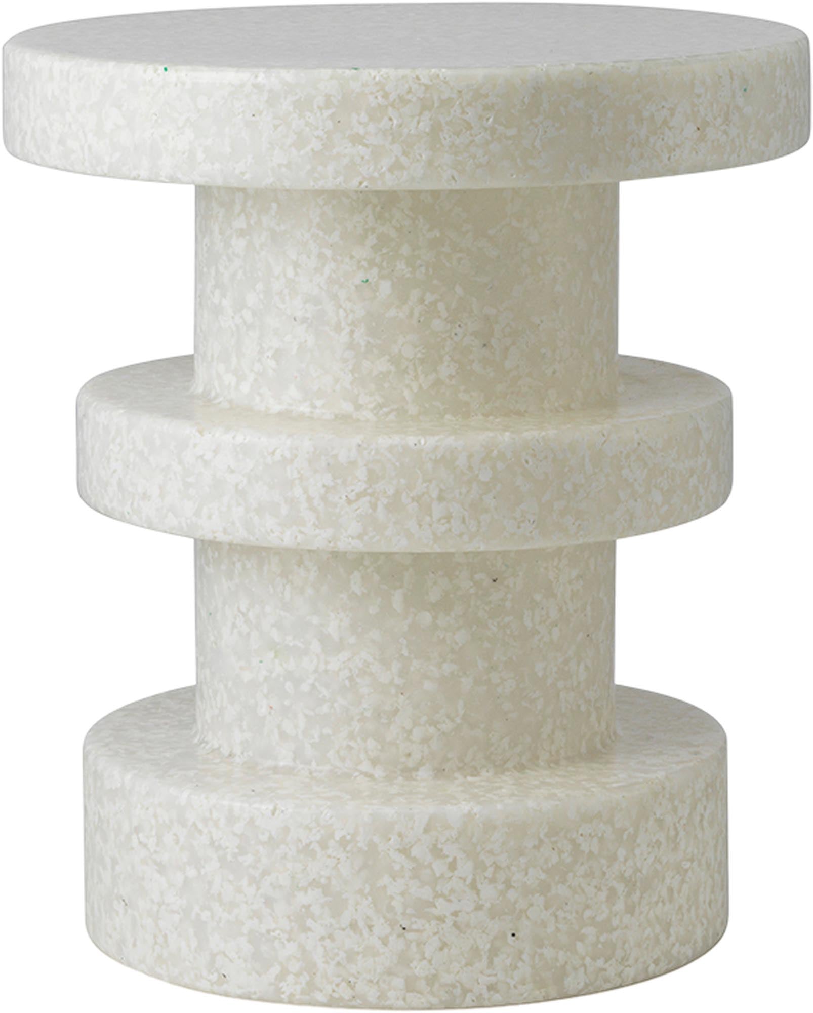 Entdecken Sie den Bit Hocker Stack in Rot von Normann Copenhagen – ein nachhaltiges, funktionales Möbelstück, das Farbe und Stil in Ihr Zuhause bringt.