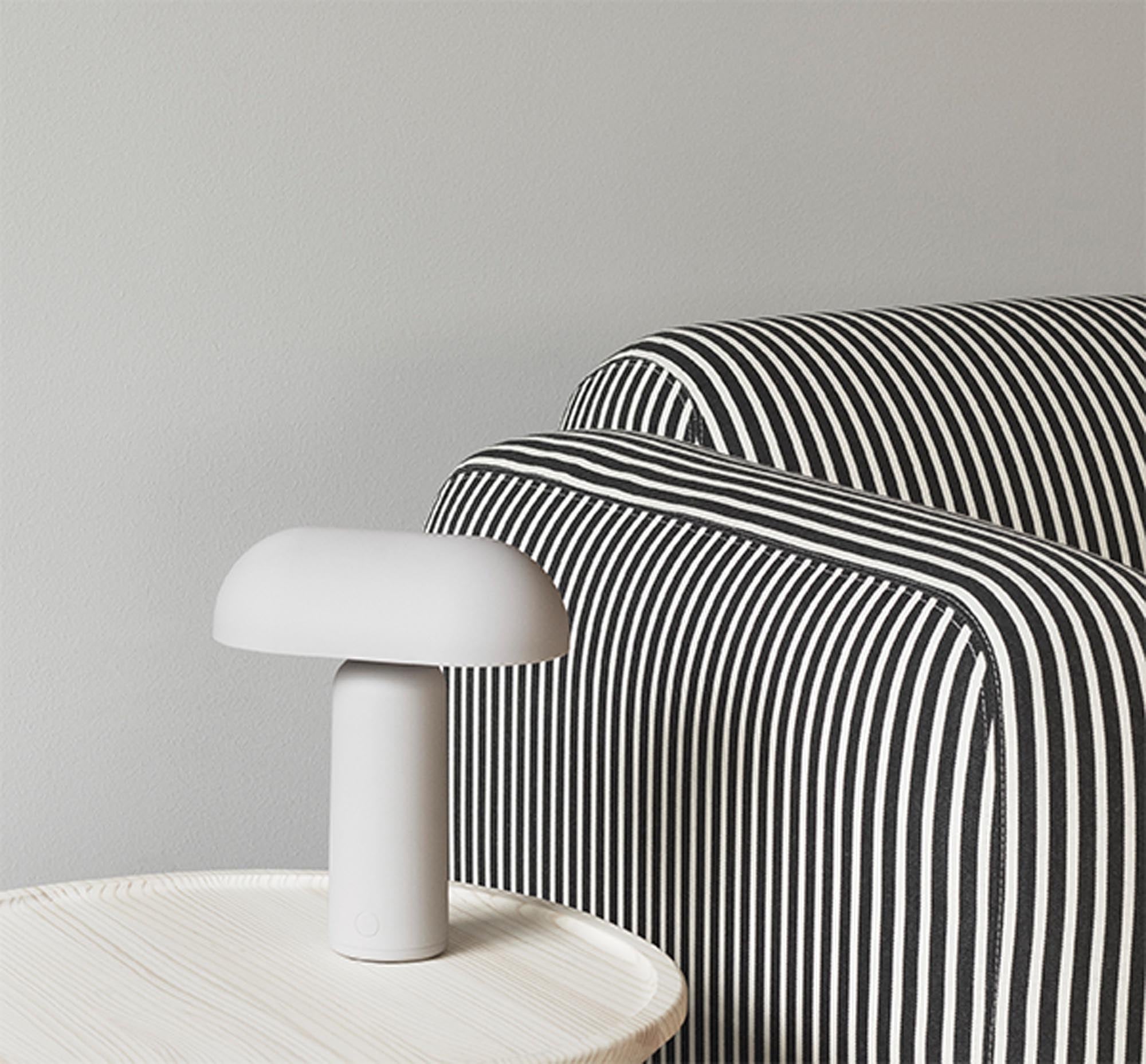 Entdecken Sie die elegante Porta Tischlampe Grau von Normann Copenhagen – eine tragbare Leuchte, die modernes Design und Funktionalität vereint.