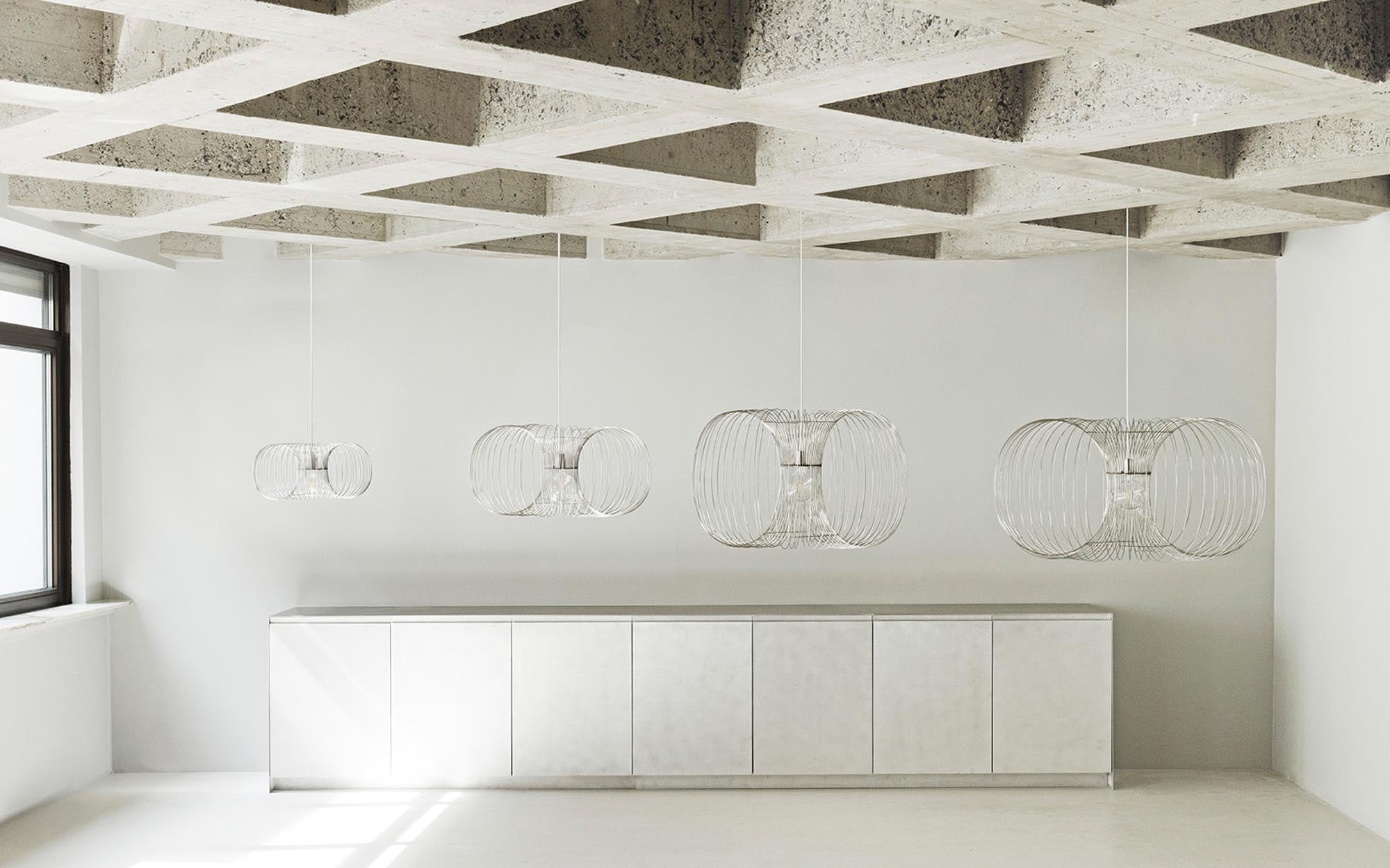 Entdecken Sie die Coil Pendelleuchte von Normann Copenhagen – ein elegantes Design aus gebogenen Edelstahldrähten, das Leichtigkeit und Stil vereint.