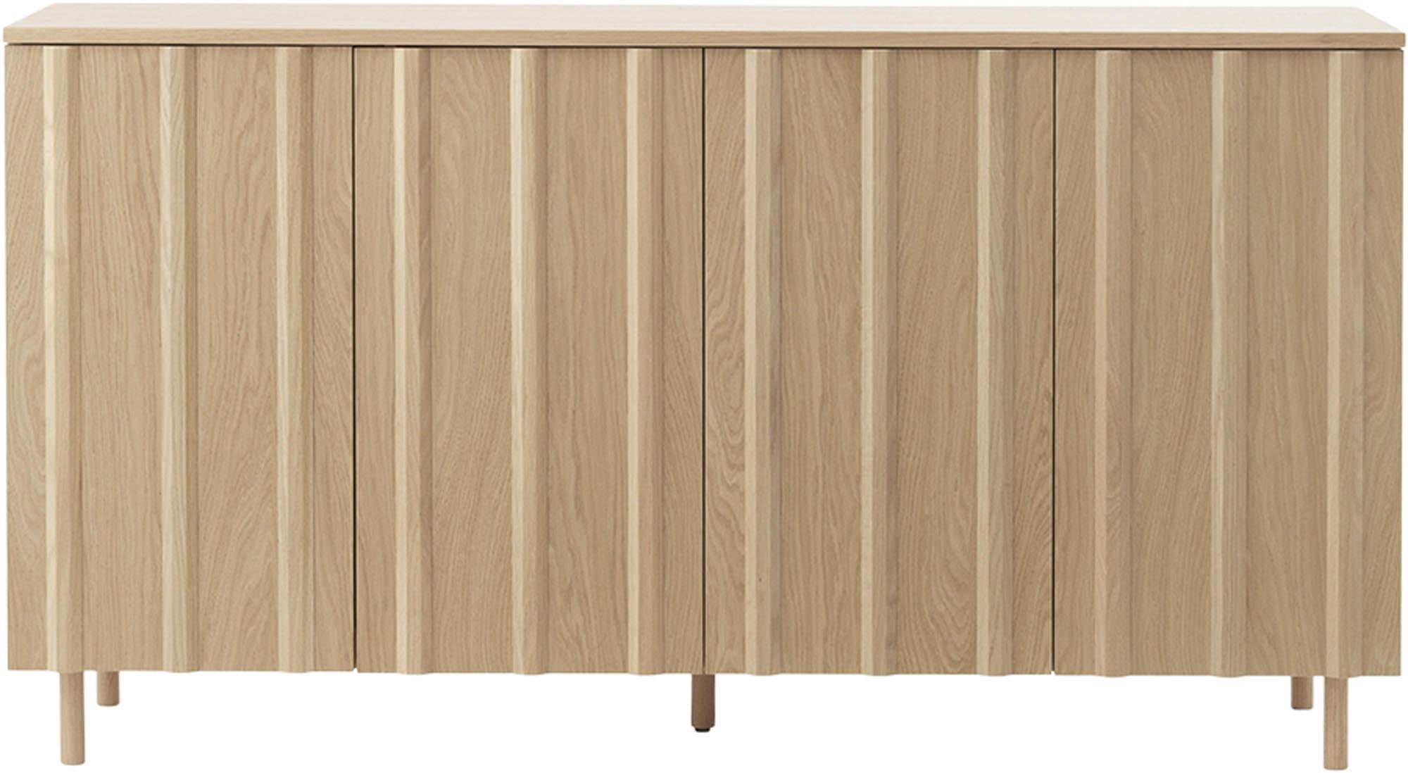 Das Rib Sideboard von Normann Copenhagen vereint skandinavische Eleganz mit funktionalem Design. Inspiriert von 60er-Jahre-Holzlamellen, bietet es vielseitige Aufbewahrungslösungen in Eichenfurnier.