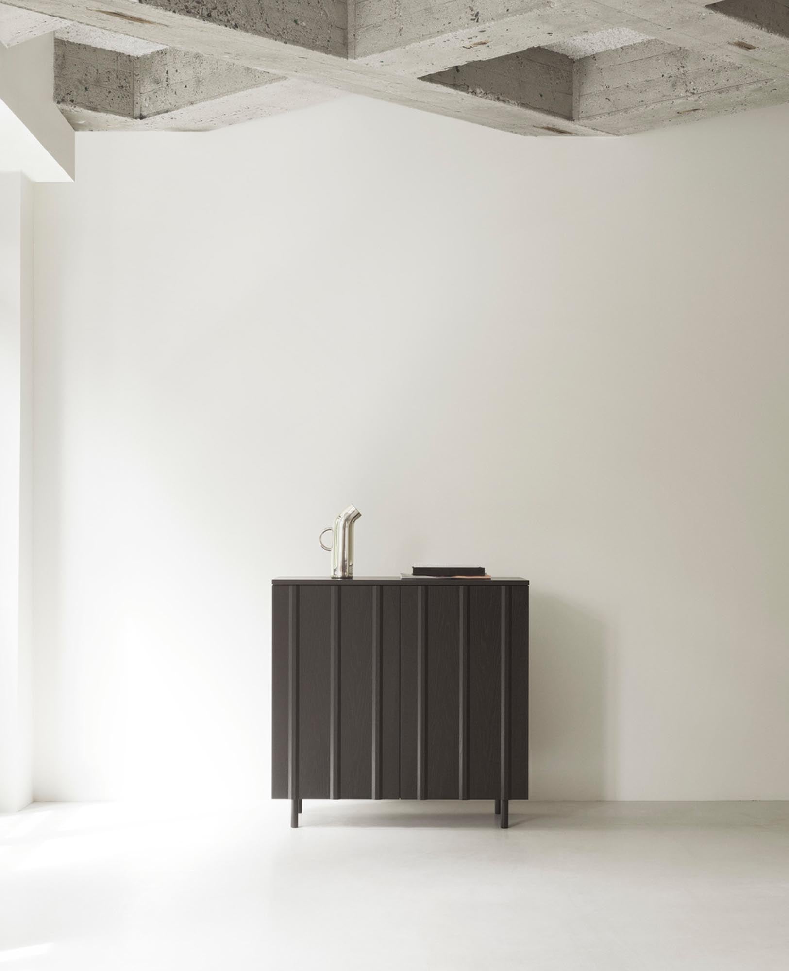 Eleganter Rib Schrank in warmem Schwarz von Normann Copenhagen, inspiriert von skandinavischem Design und ideal für stilvolle Wohnräume.