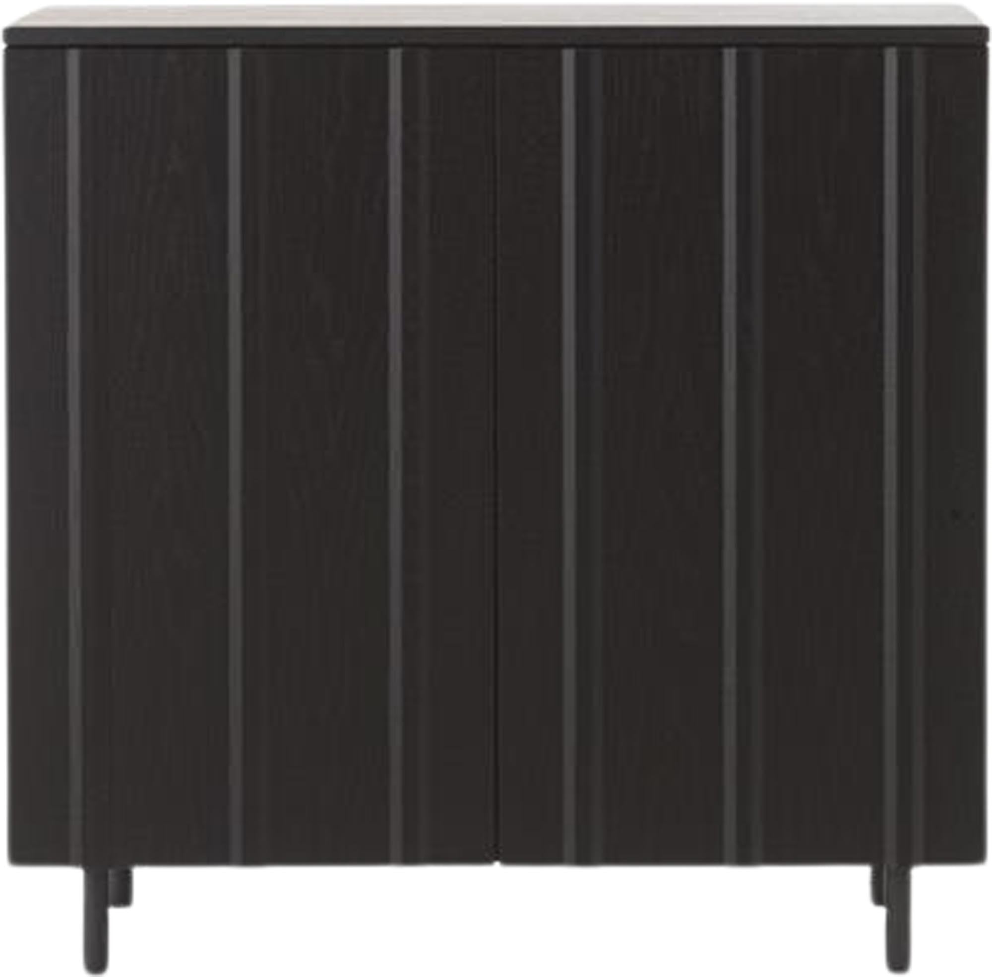 Das Rib Cabinet von Normann Copenhagen vereint skandinavisches Design mit funktionaler Eleganz. Eichenfurnier und Holzlamellen schaffen zeitlose Ästhetik.