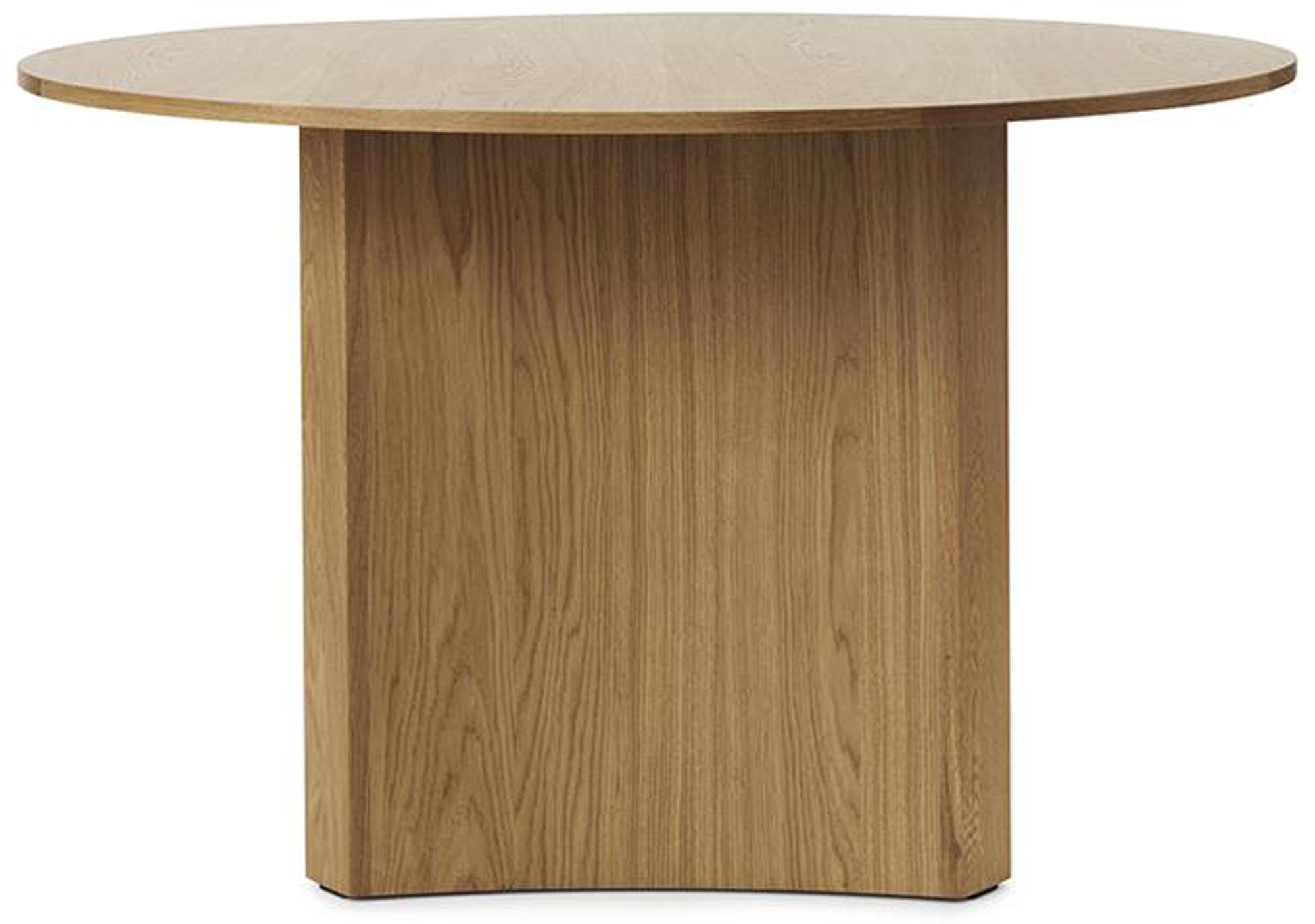 Der Bue Table von Normann Copenhagen: Skulpturale Eleganz aus Eichenfurnier, vereint Geometrie und Rundungen für stilvolle Funktionalität.