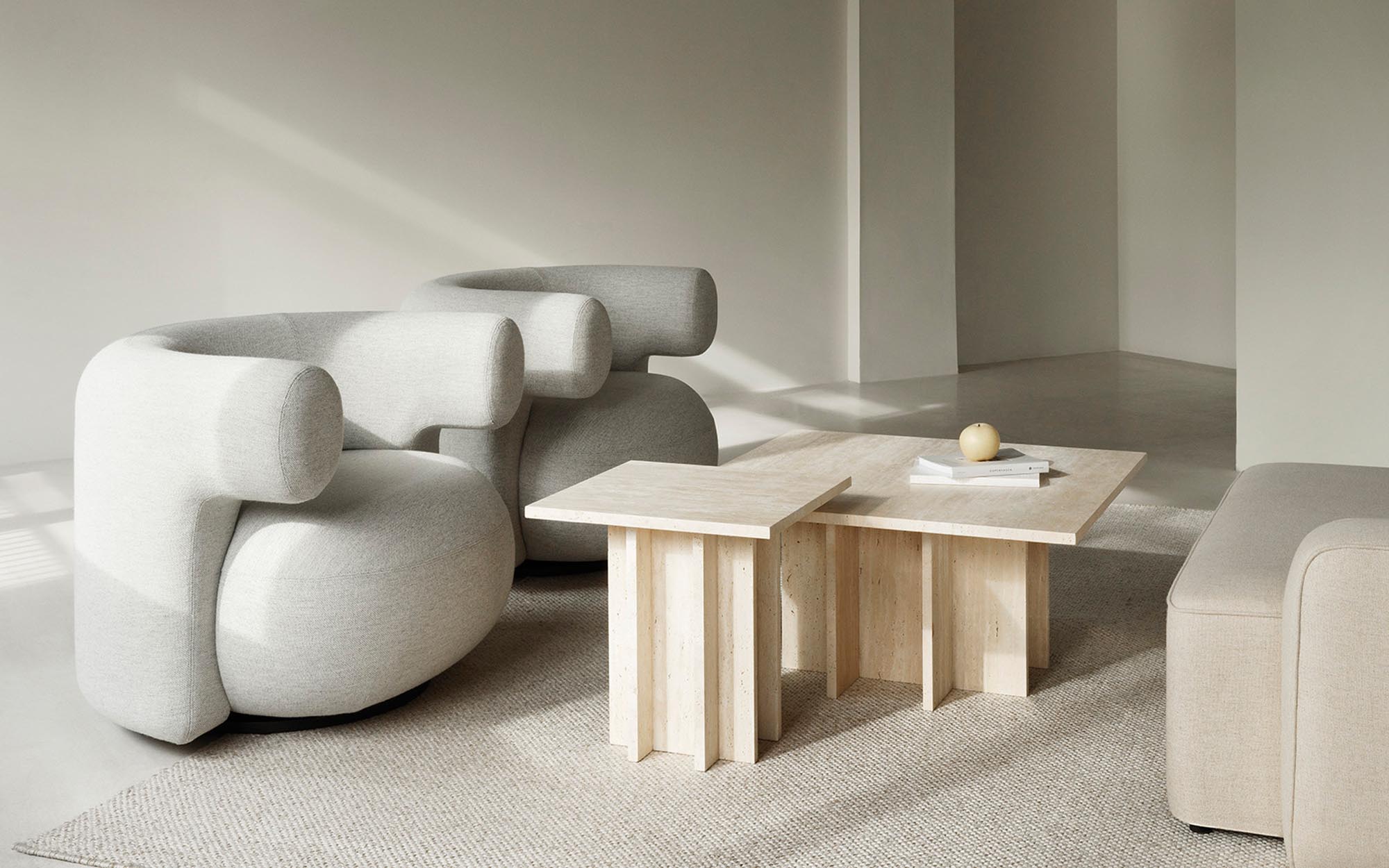 Erleben Sie den Edge Couchtisch Gross aus Travertin von Normann Copenhagen – ein stilvolles Möbelstück, das zeitlose Eleganz und natürliche Materialien vereint.