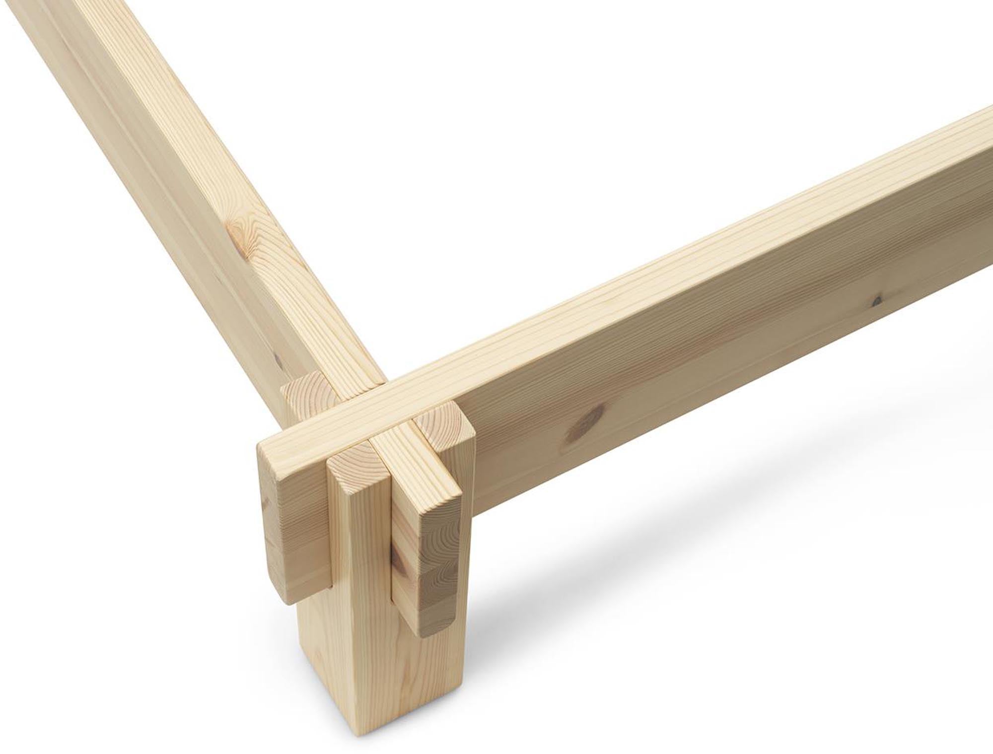 Elegantes Notch Bettgestell von Normann Copenhagen, gefertigt aus robustem Kiefernholz. Ideal für zeitgemäße Schlafzimmer.