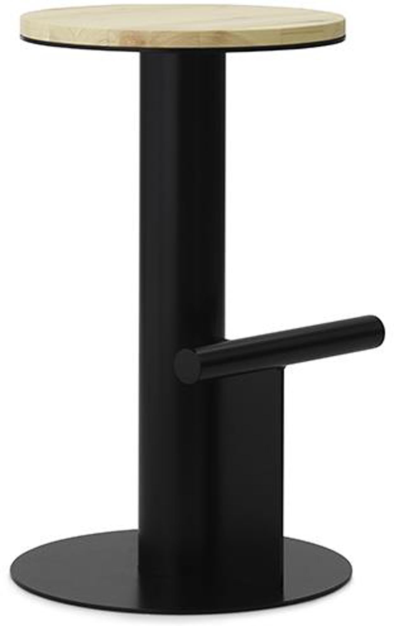 Der Pole Barhocker von Normann Copenhagen besticht durch sein charaktervolles Design, hochwertige Materialien und klare Formen.