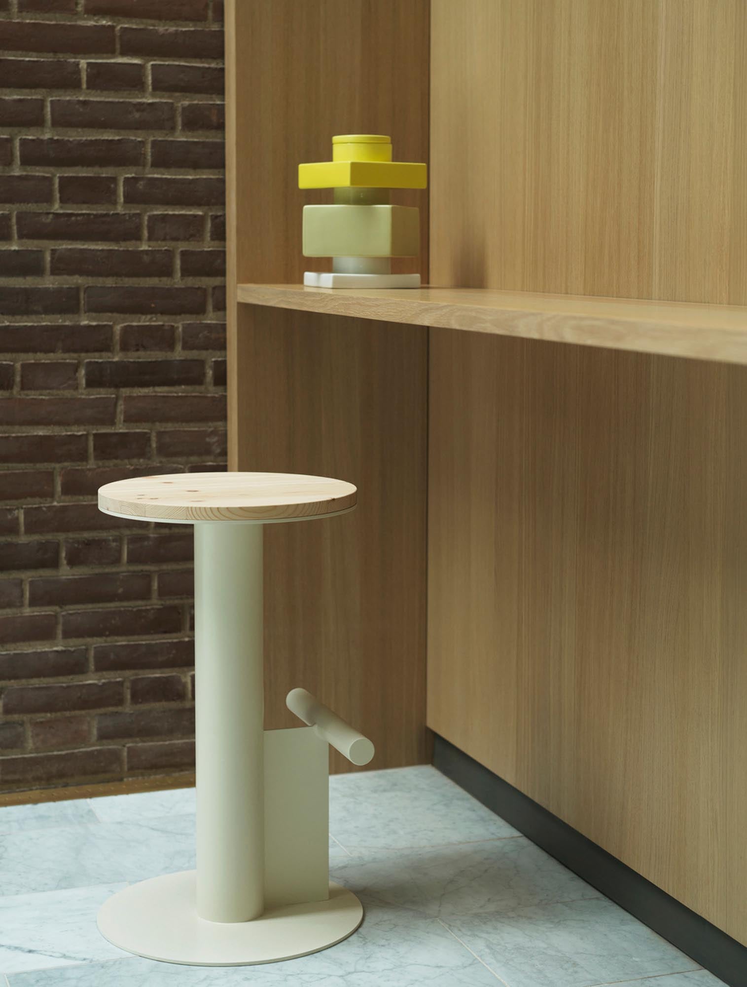 Entdecken Sie den Pole Barhocker von Normann Copenhagen – ein elegantes Designstück, das jedem Raum einen modernen Touch verleiht.