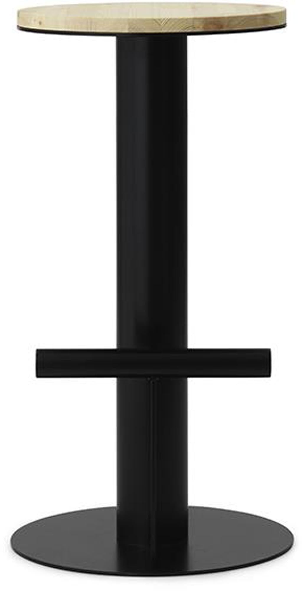 Erleben Sie den Pole Barhocker 65 cm von Normann Copenhagen: Ein stilvolles Möbelstück aus Kiefernholz und Stahl, inspiriert von brutalistischer Architektur.