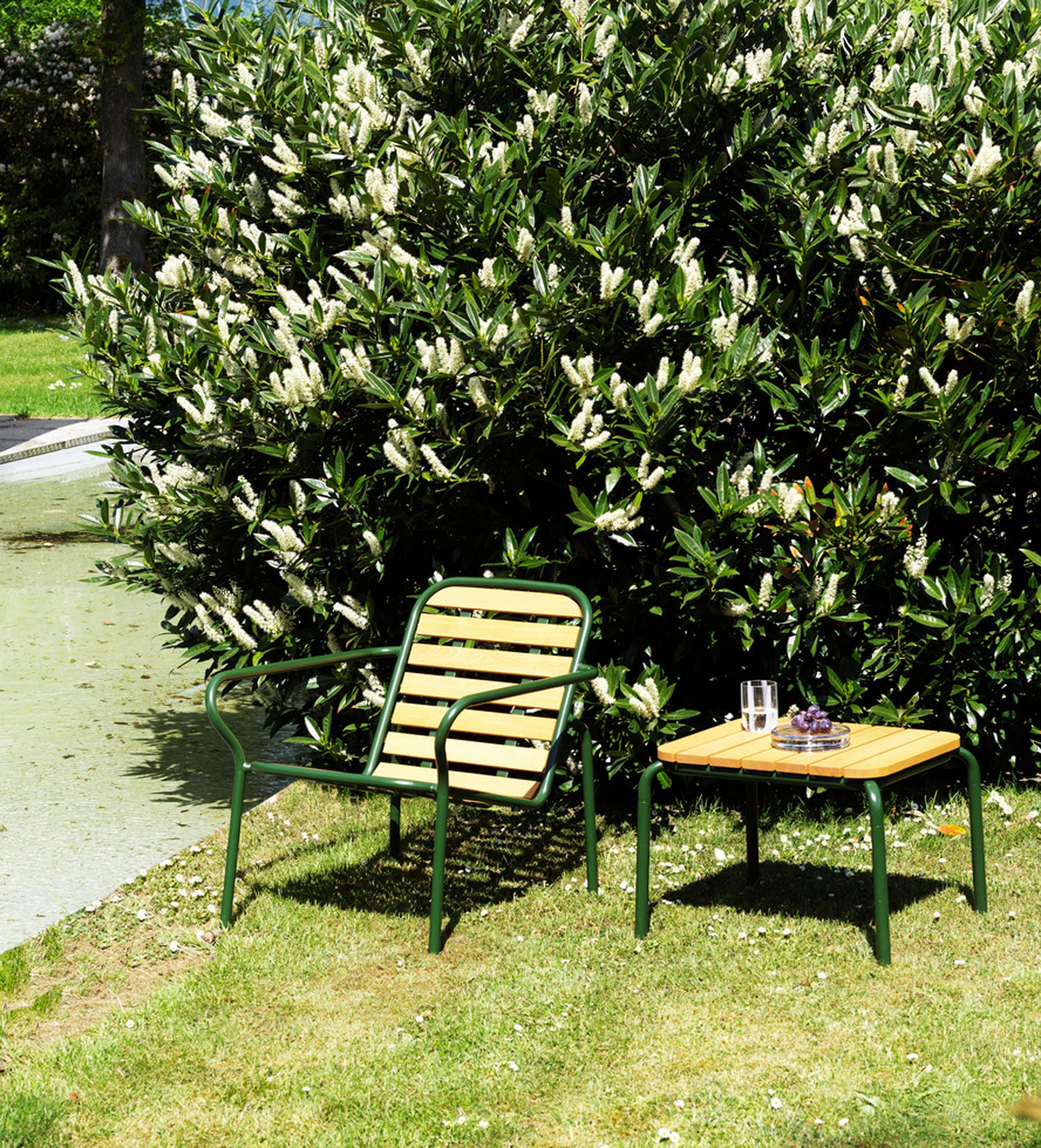 Vig Robinia Loungesessel: Eleganz und Entspannung im Freien geniessen.