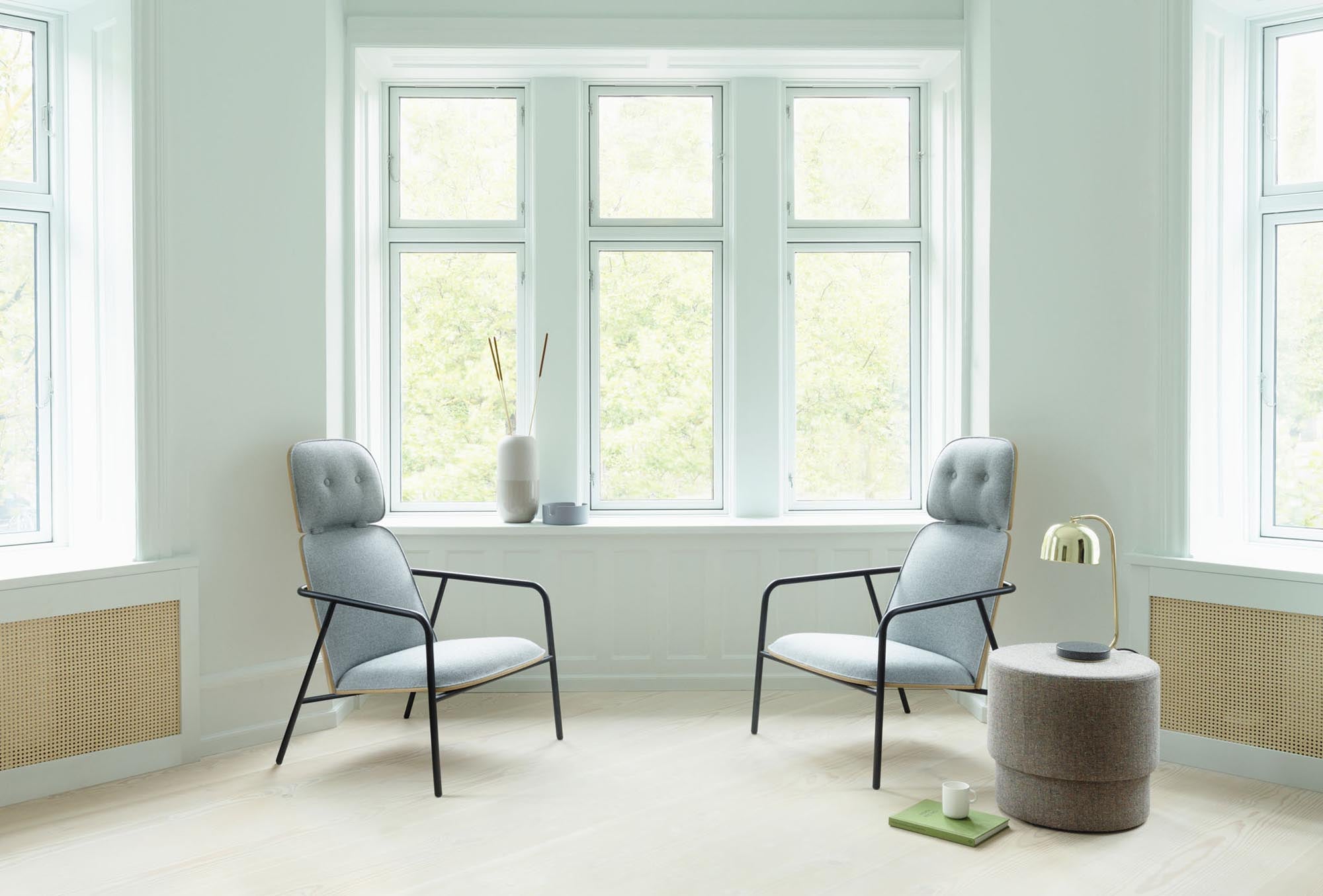 Moderner Pad Lounge-Sessel in grauem Stahl und Eiche, vereint stilvolles Design mit optimalem Komfort für jeden Raum.