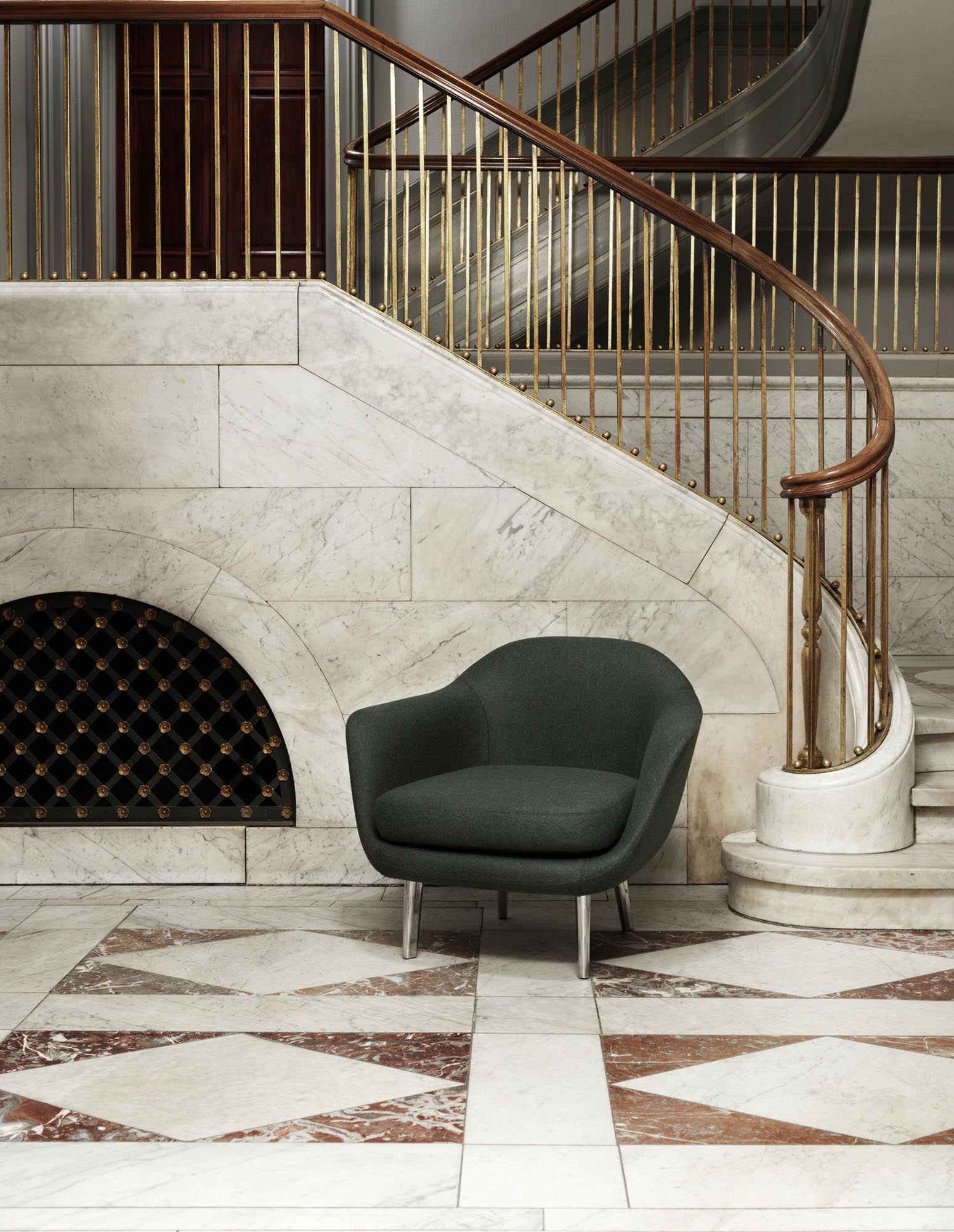 Entdecken Sie den Sum Sessel von Normann Copenhagen: zeitloses Design aus Aluminium und Flax für stilvolle Entspannung.