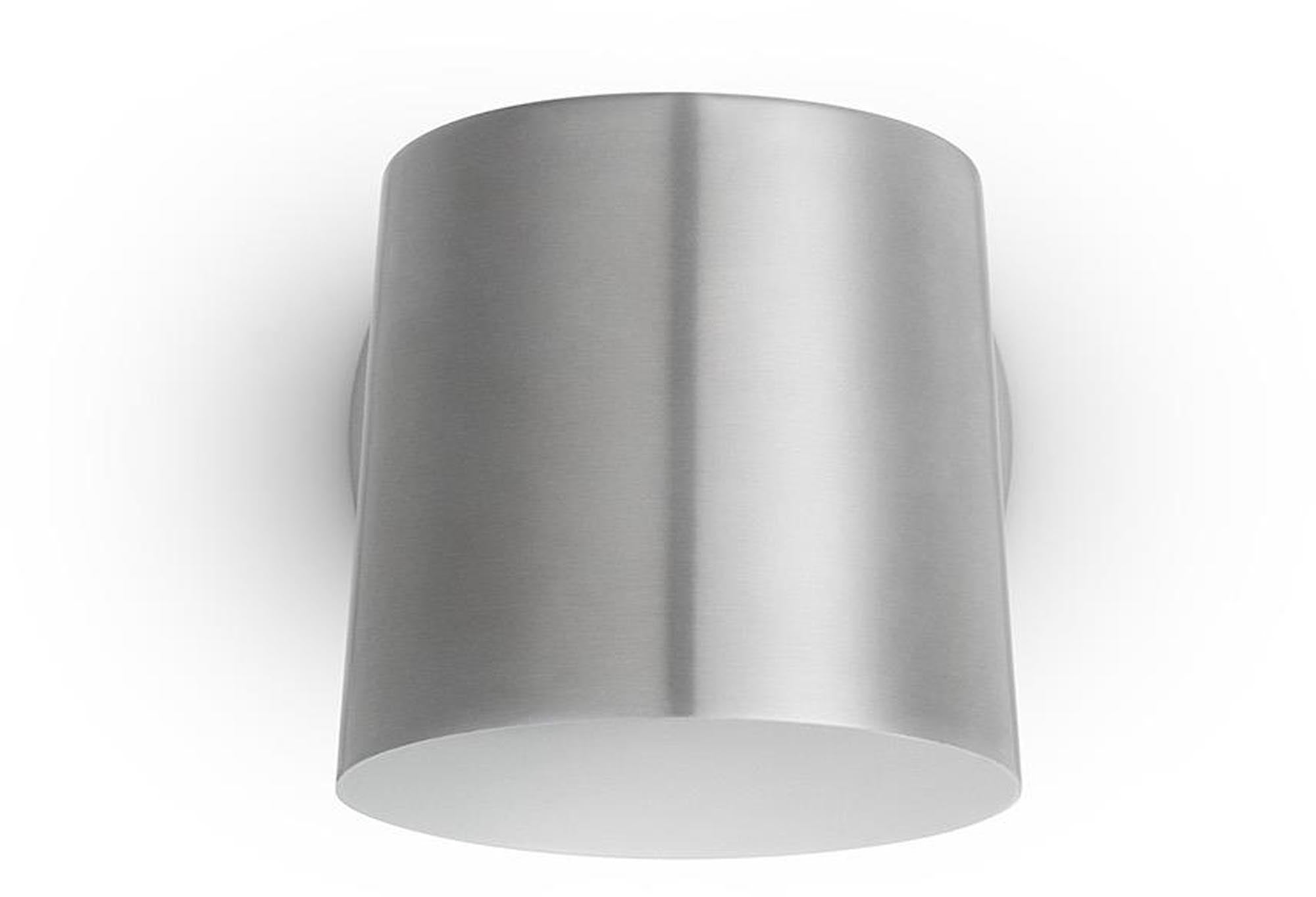 Entdecken Sie die elegante Rise Wandleuchte aus Edelstahl von Normann Copenhagen. Minimalistisches Design trifft auf funktionale Flexibilität.