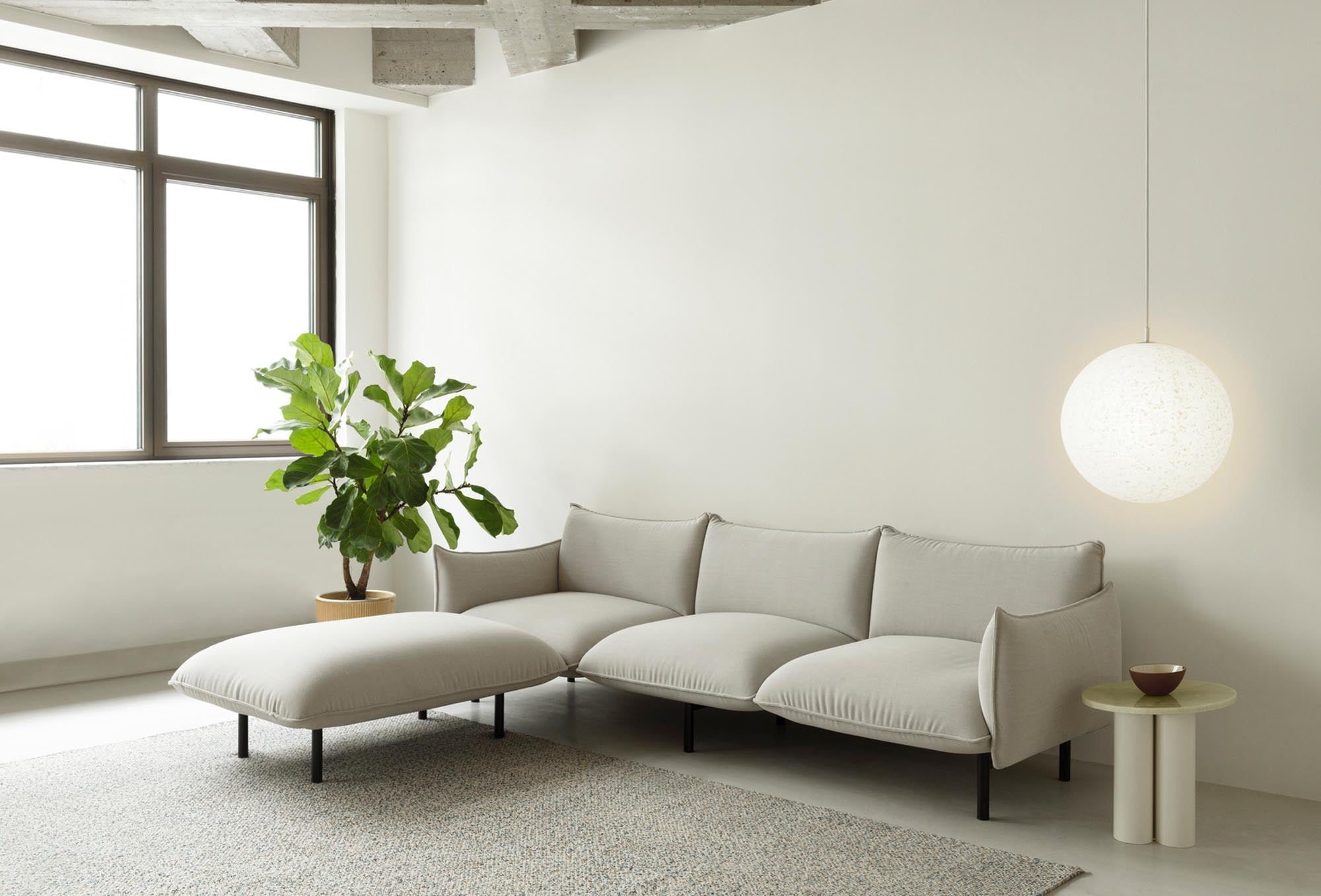 Die Pix Deckenlampe von Normann Copenhagen vereint modernes Design mit nachhaltigen Materialien und schafft ein einzigartiges Lichtspiel in jedem Raum.