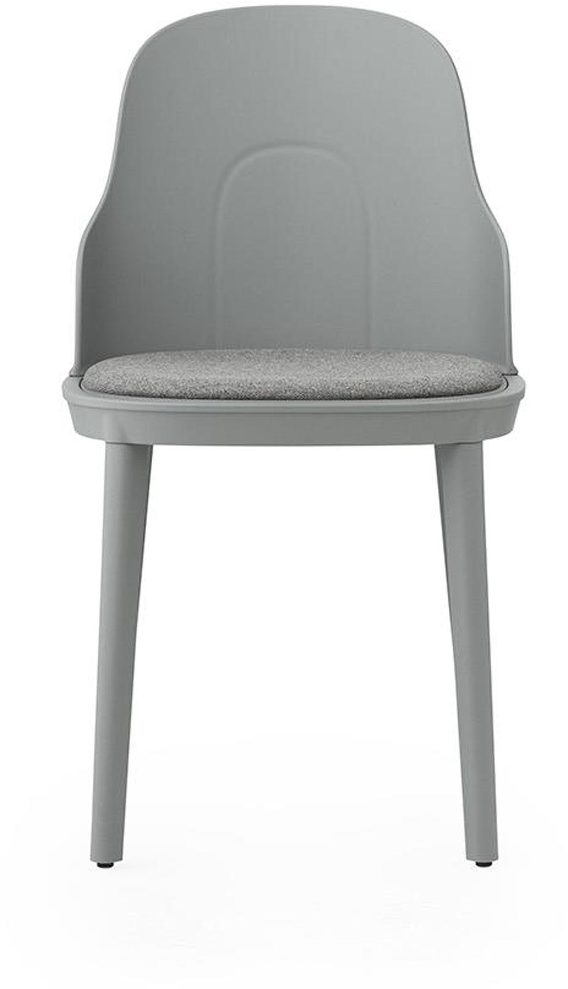 Entdecken Sie den eleganten Allez Stuhl von Normann Copenhagen, gepolstert mit Main Line Flax in Grau. Ideal für drinnen und draußen!