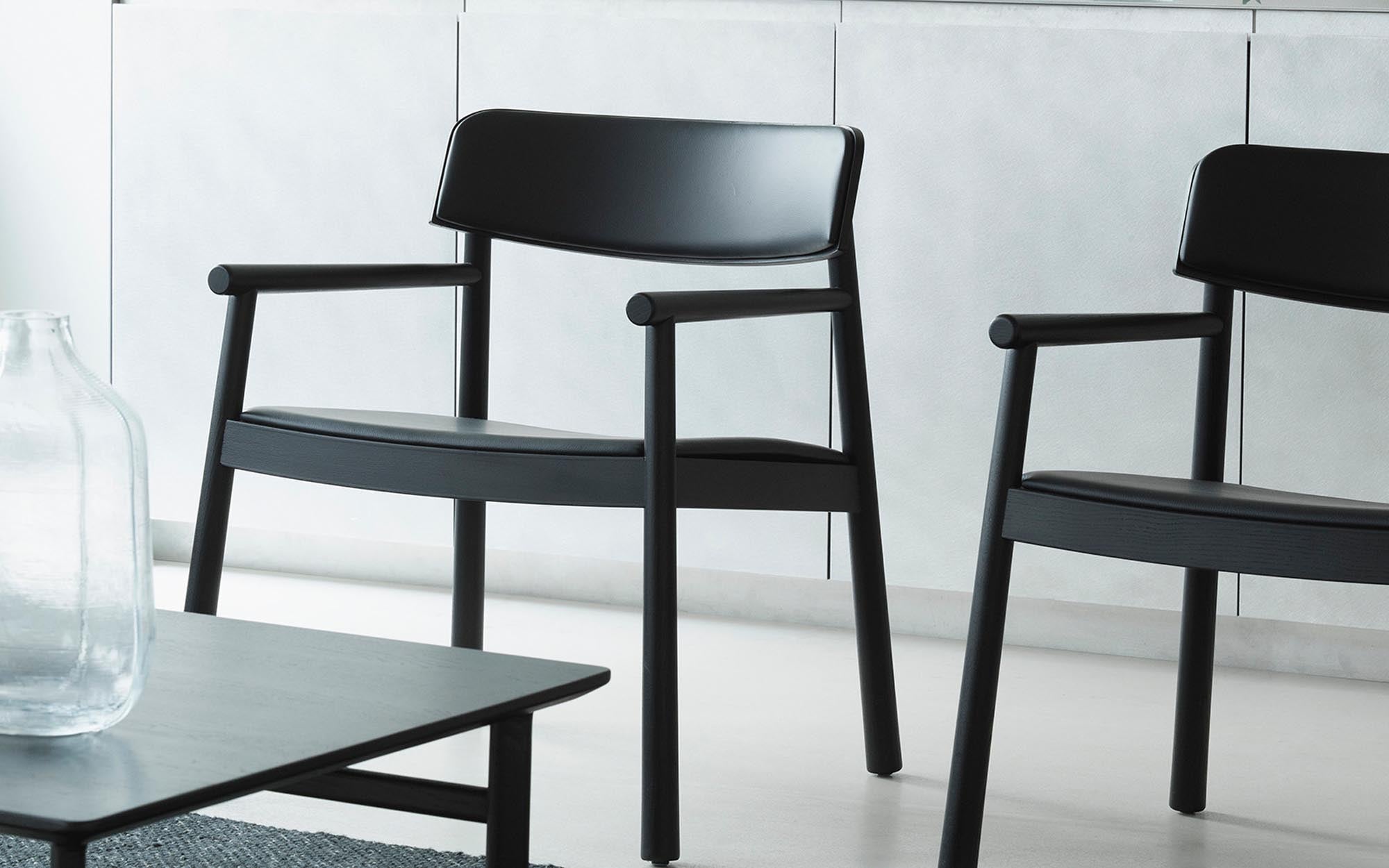 Der Timb Sessel von Normann Copenhagen besticht durch sein modernes Design und die Verwendung edler Materialien, ideal für stilvolle Wohnräume.