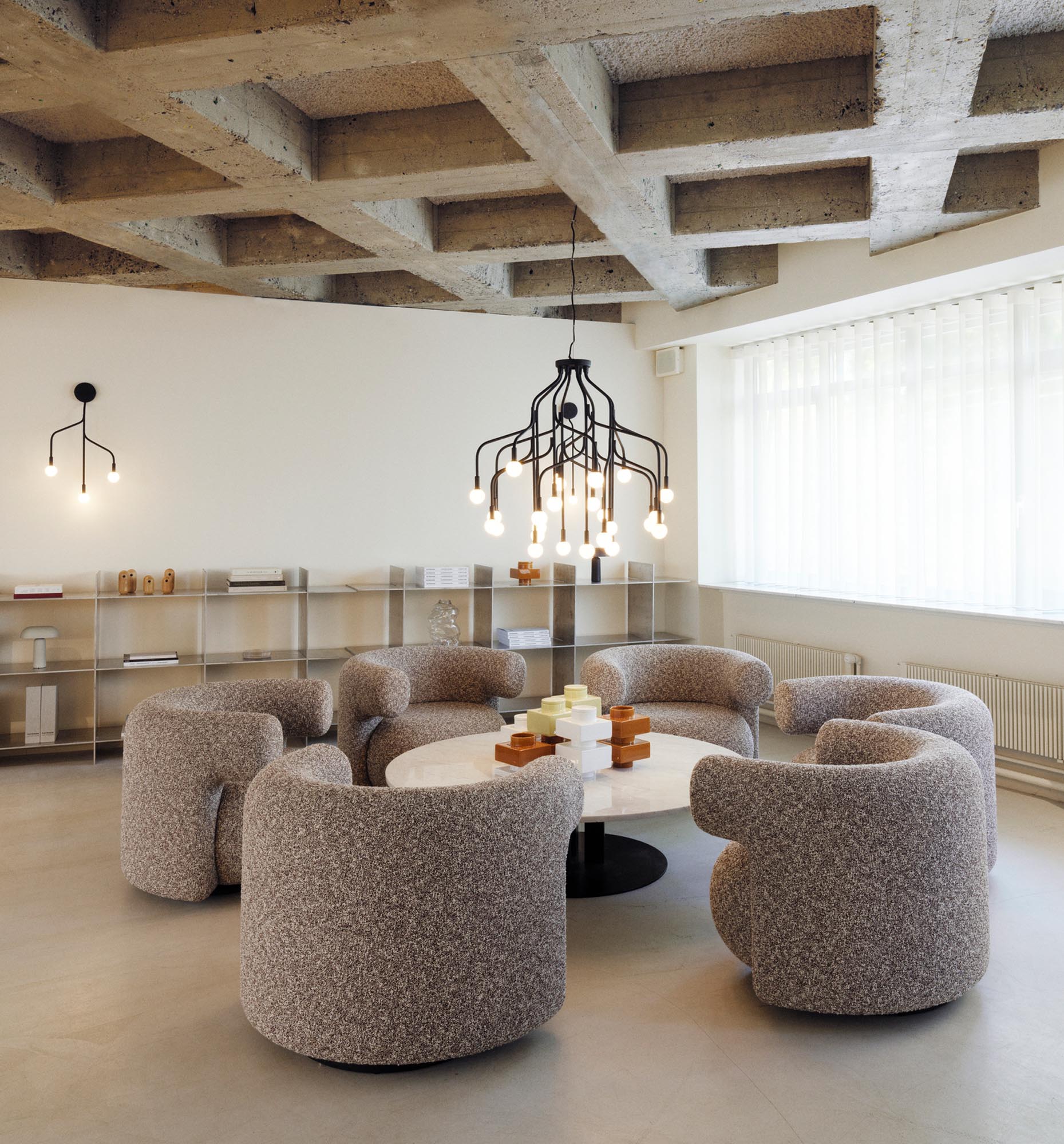 Entdecken Sie den Burra Sessel von Normann Copenhagen – eine harmonische Verbindung aus skandinavischem Design und zeitgemäßem Sitzkomfort.