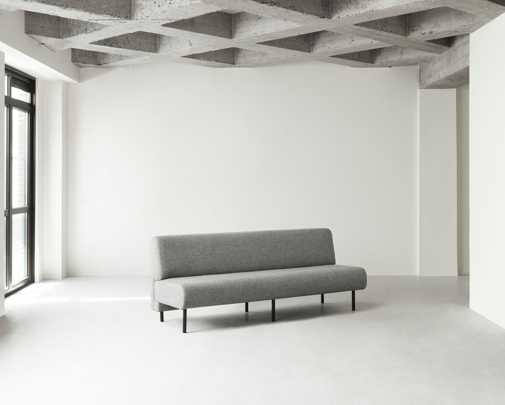 Elegantes Frame Sofa: Minimalistisches Design für moderne Wohnräume.
